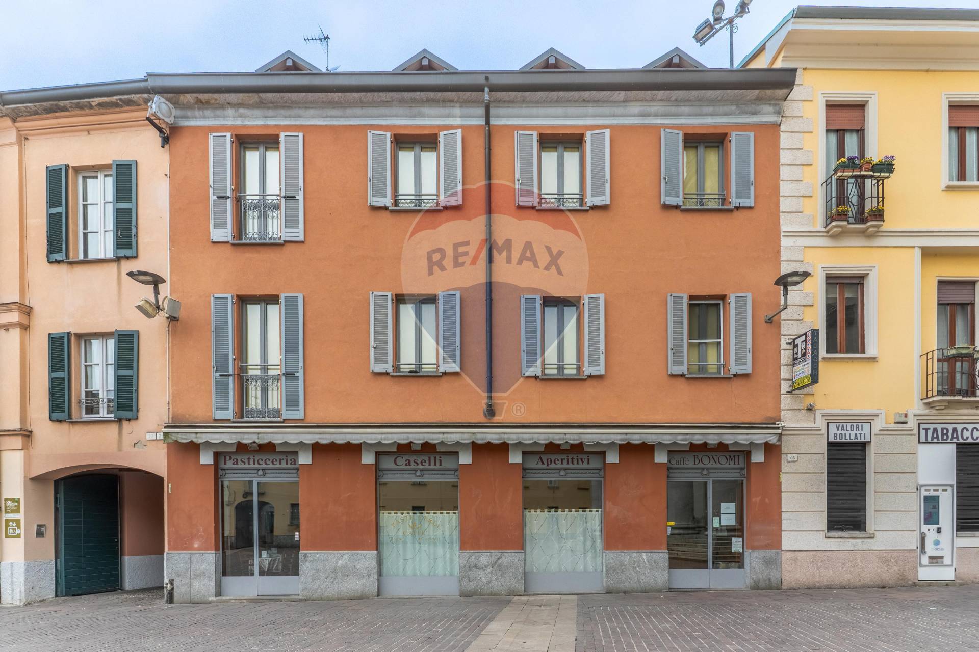 Bar in vendita a Rho, Zona Centro