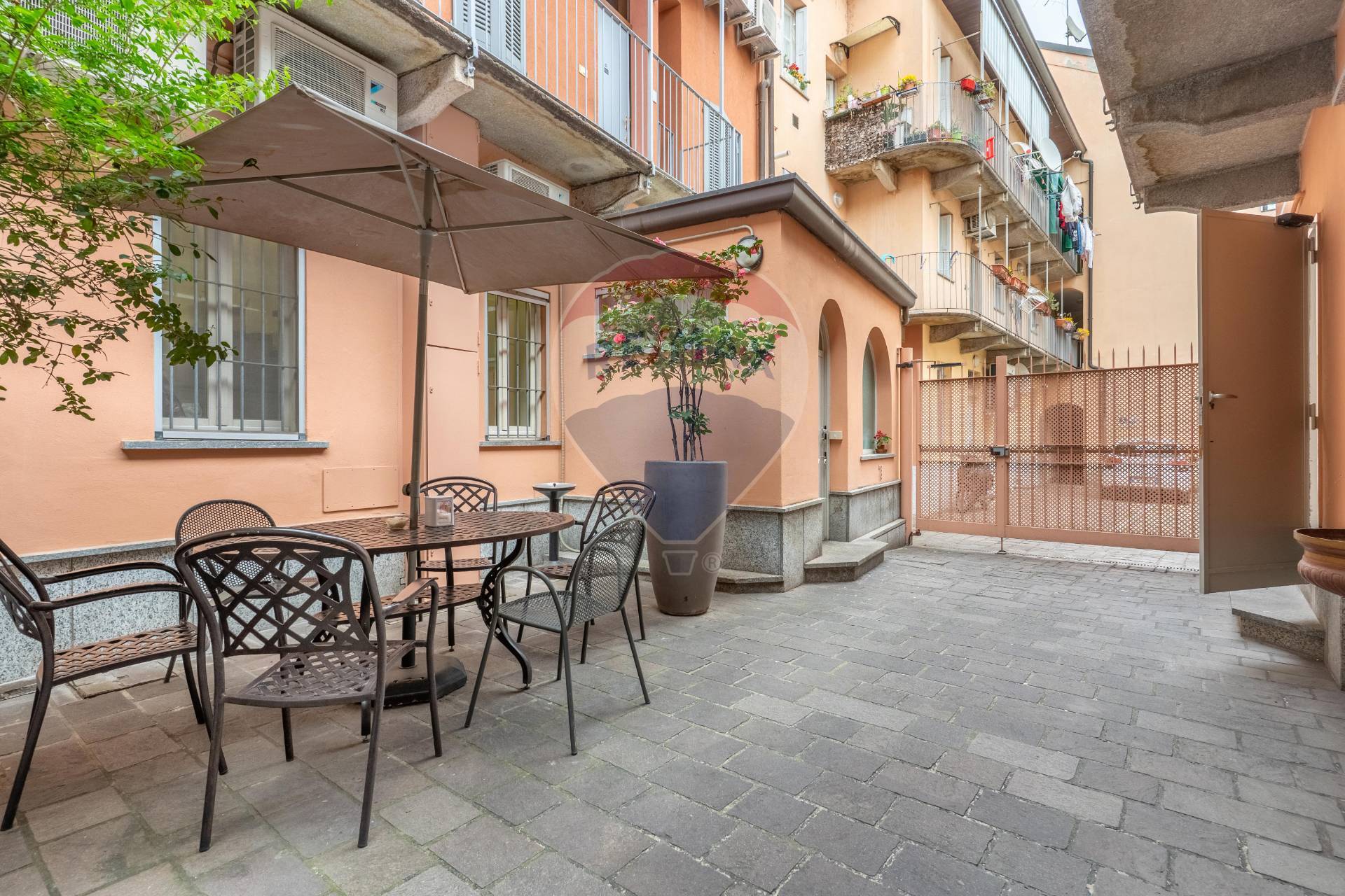 Bar in vendita a Rho, Zona Centro