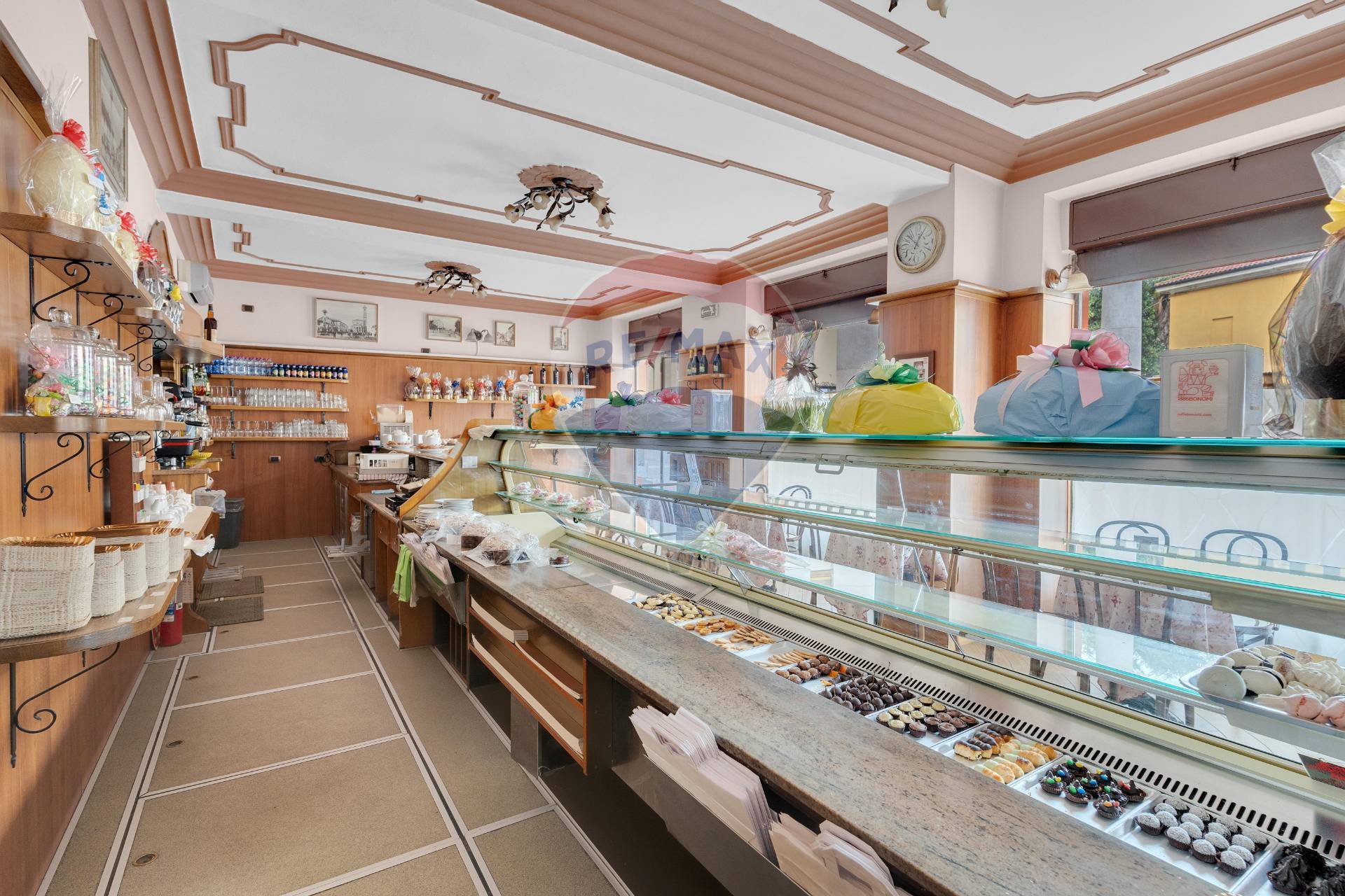 Bar in vendita a Rho, Zona Centro