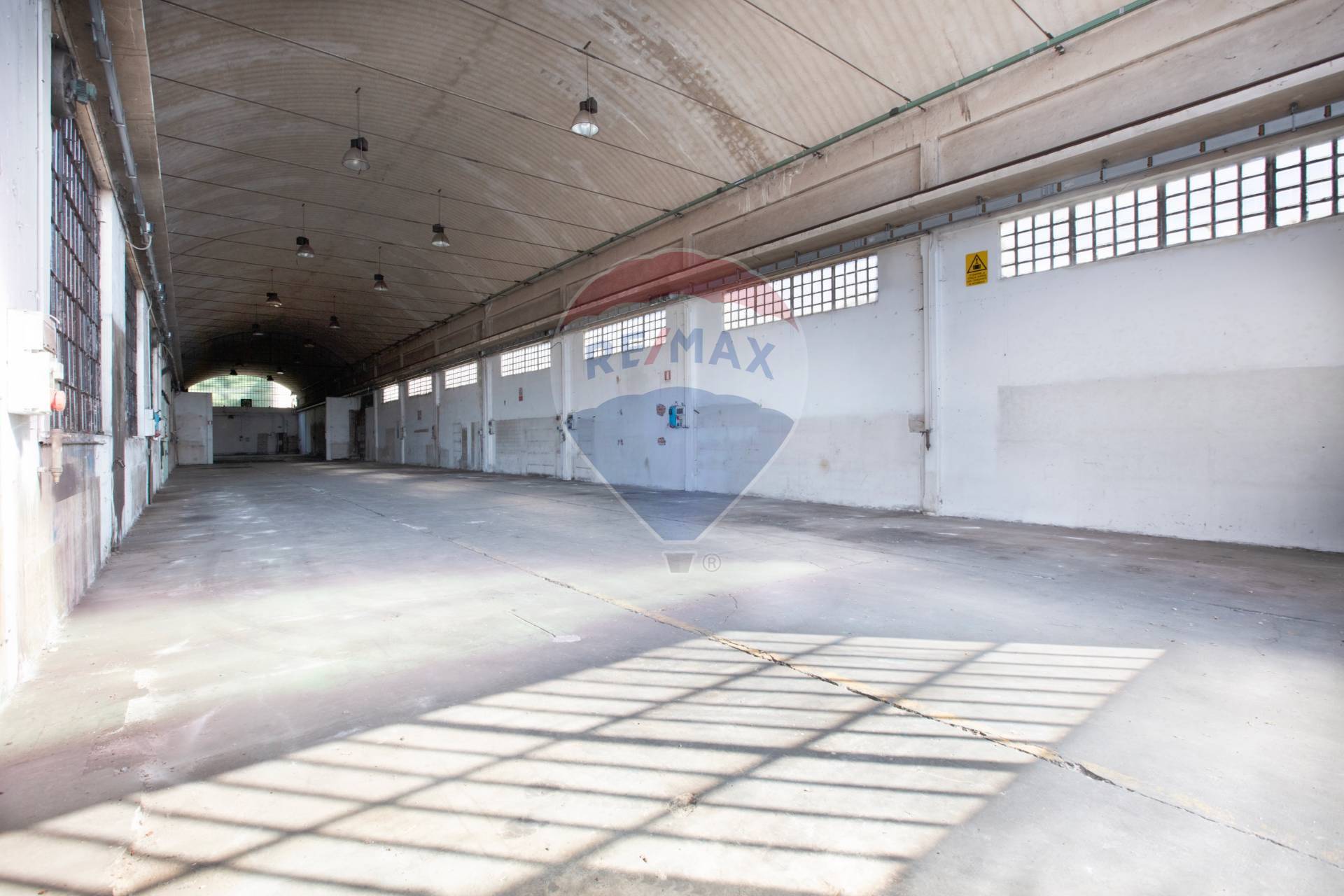 Capannone Industriale in vendita a Tradate
