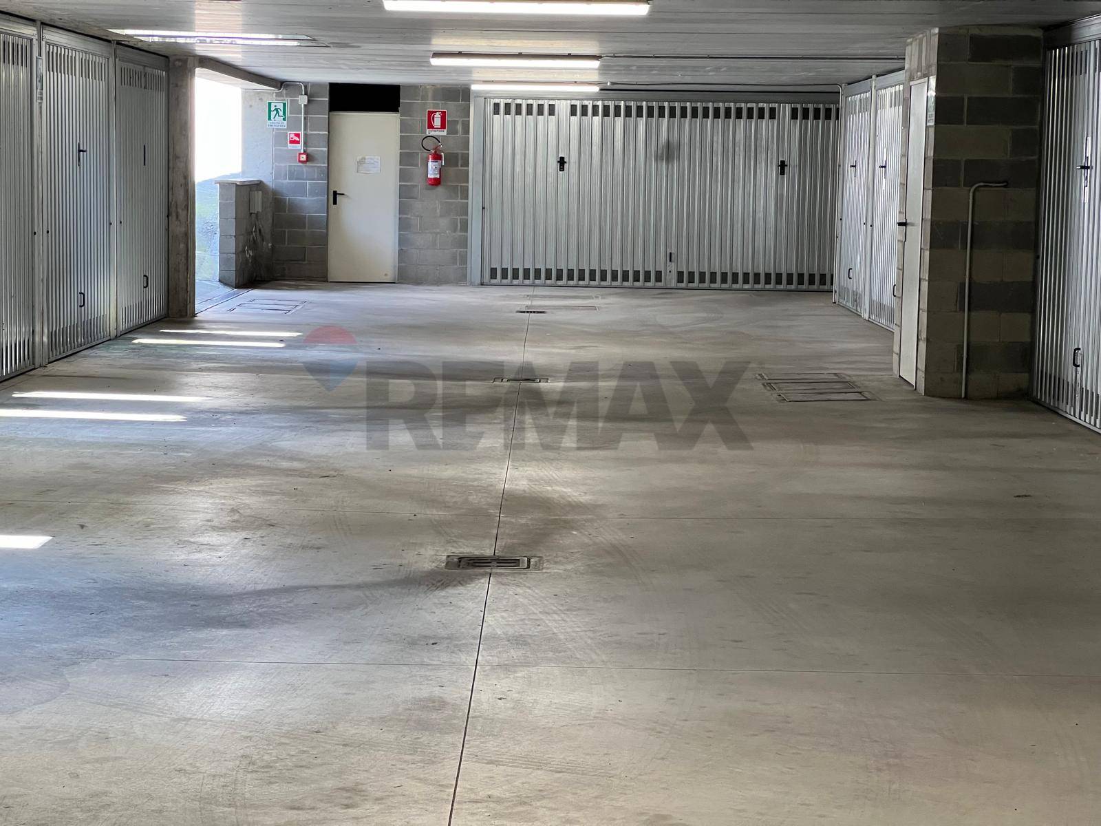 Garage/Box in vendita a Limbiate, Villaggio del Sole