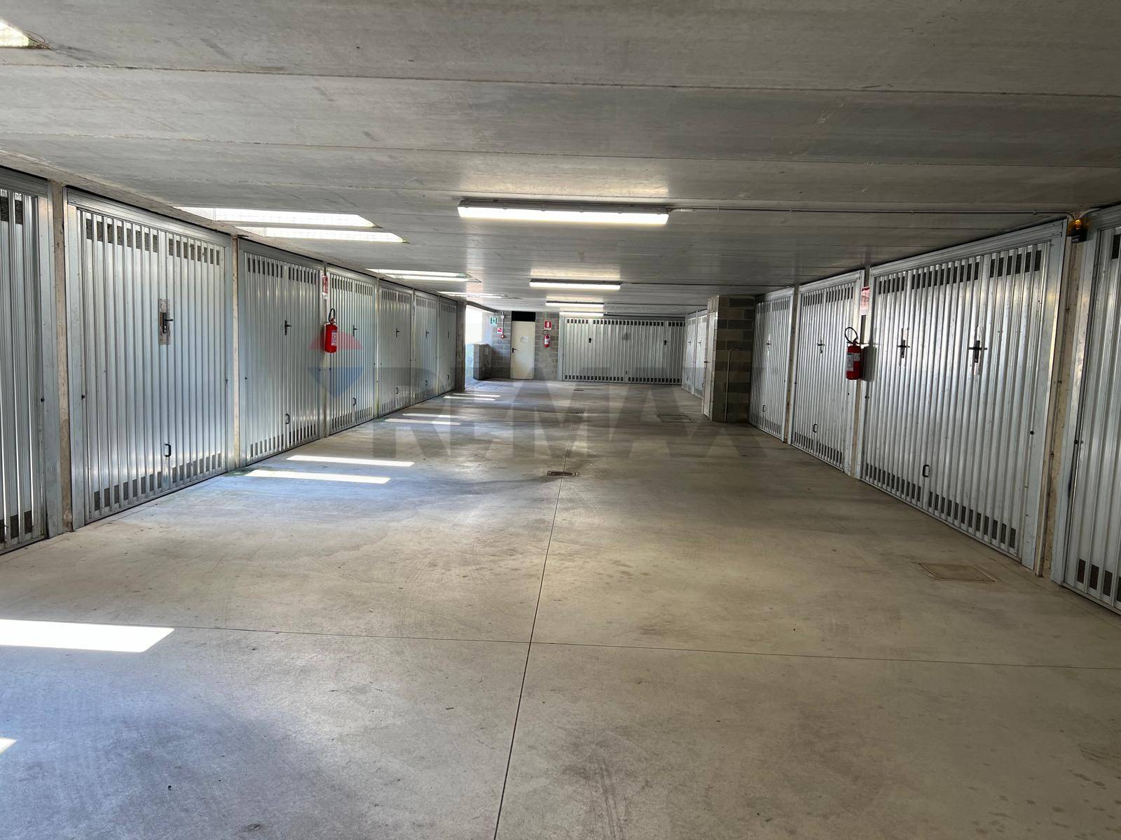 Garage/Box in vendita a Limbiate, Villaggio del Sole