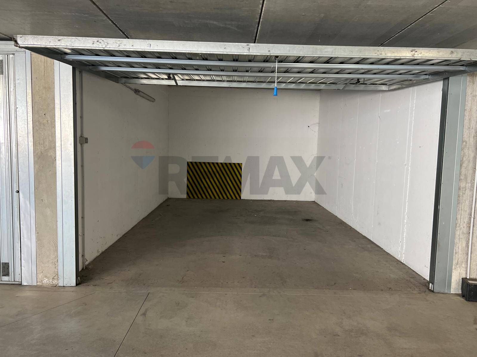 Garage/Box in vendita a Limbiate, Villaggio del Sole