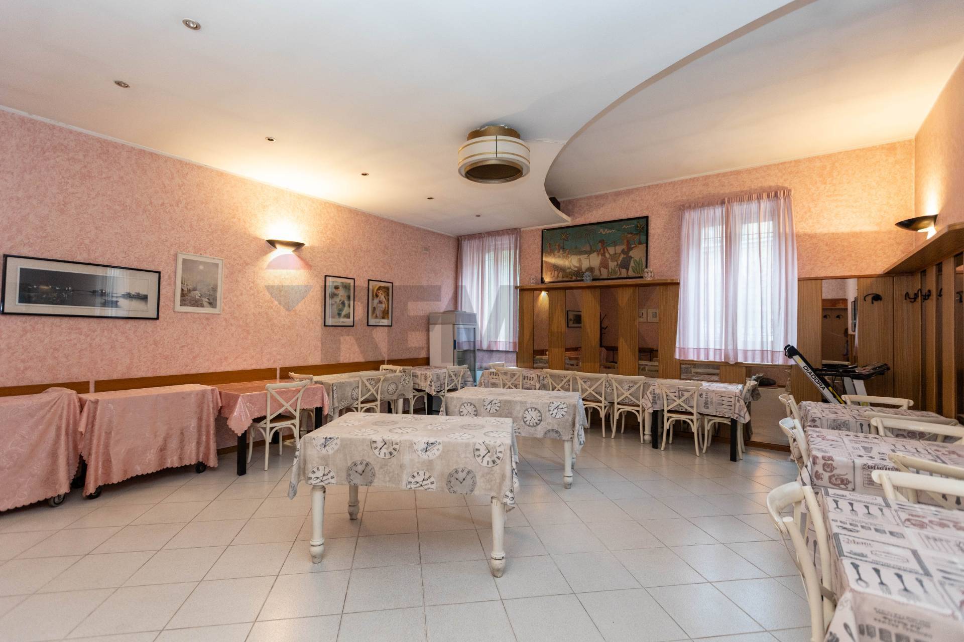 Locale Commerciale in vendita a Vanzago