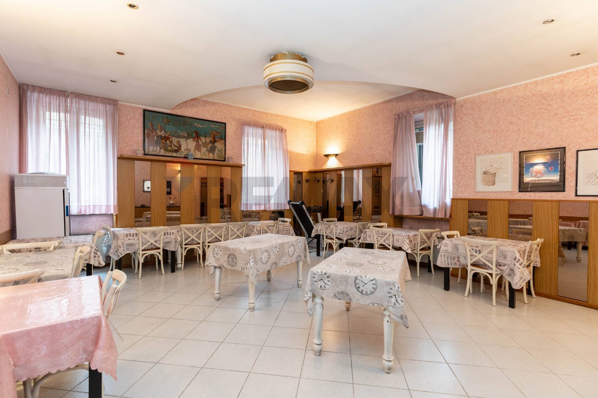 Locale Commerciale in vendita a Vanzago