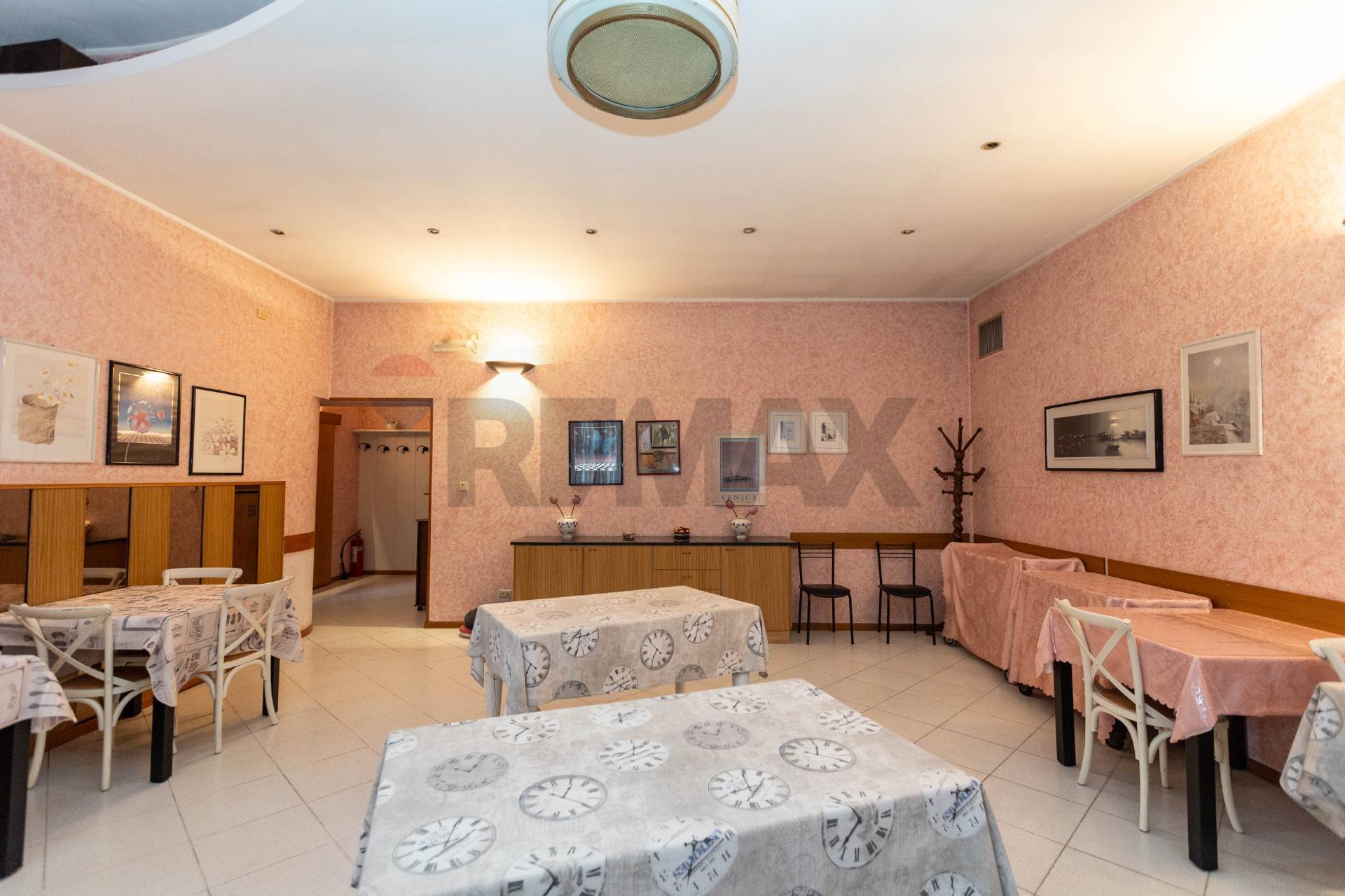 Locale Commerciale in vendita a Vanzago