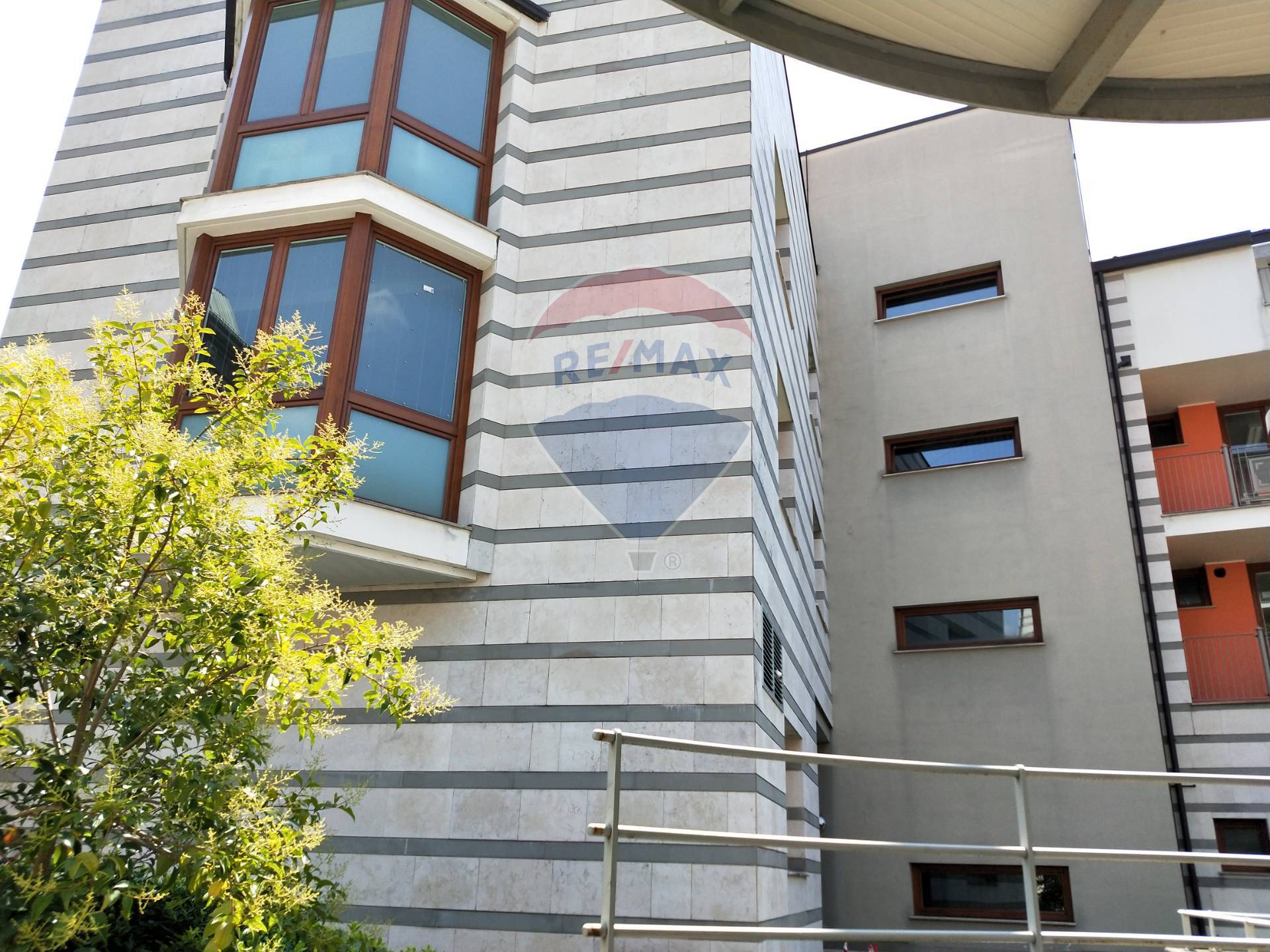 Ufficio in vendita a Gallarate, Cedrate