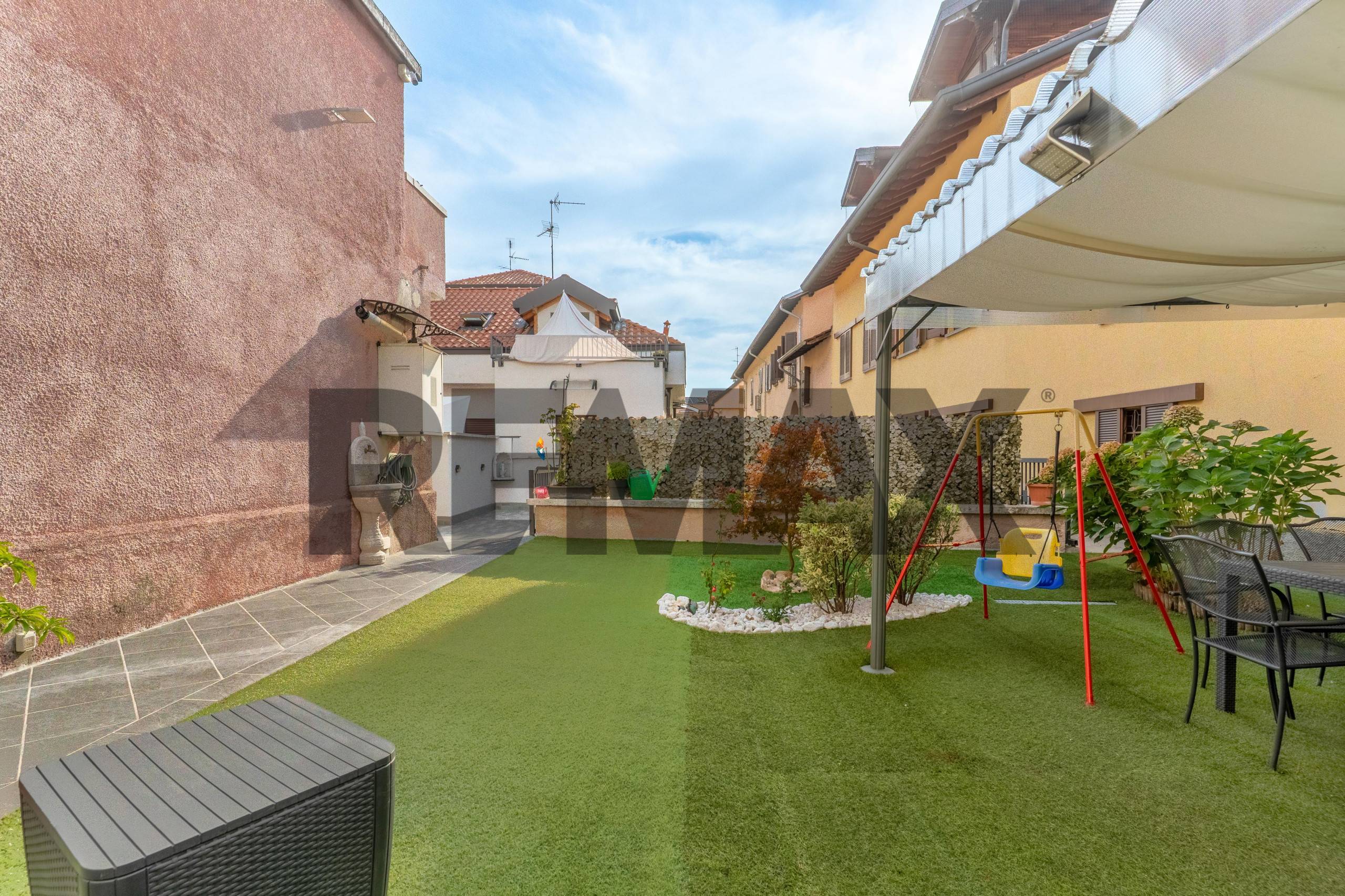 Casa Semindipendente in vendita a Rho, Zona Centro