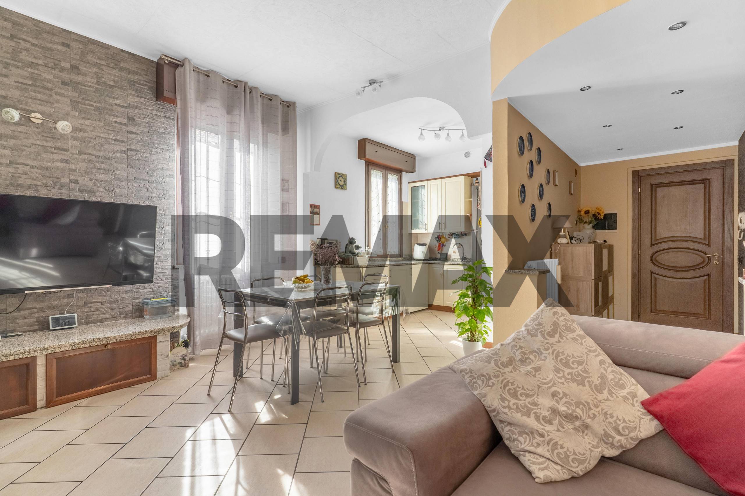 Casa Semindipendente in vendita a Rho, Zona Centro