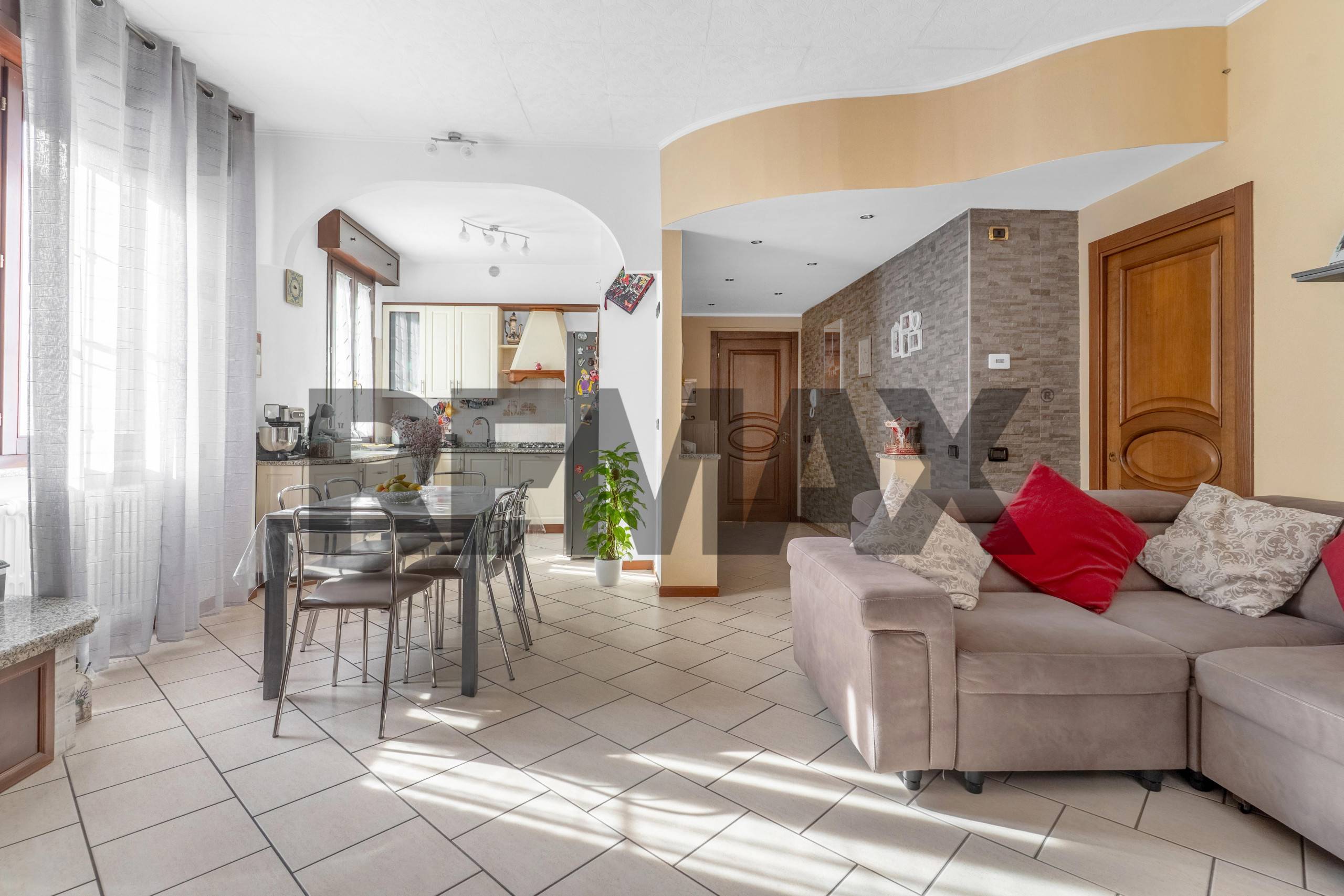 Casa Semindipendente in vendita a Rho, Zona Centro