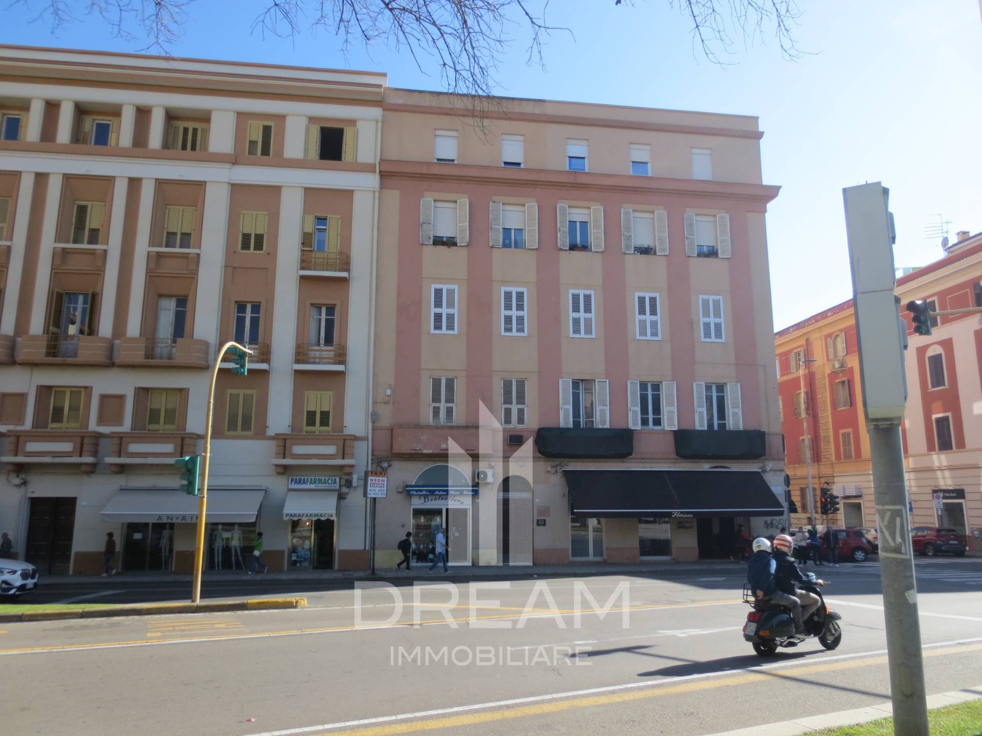 Locale commerciale in vendita a Cagliari, San Benedetto