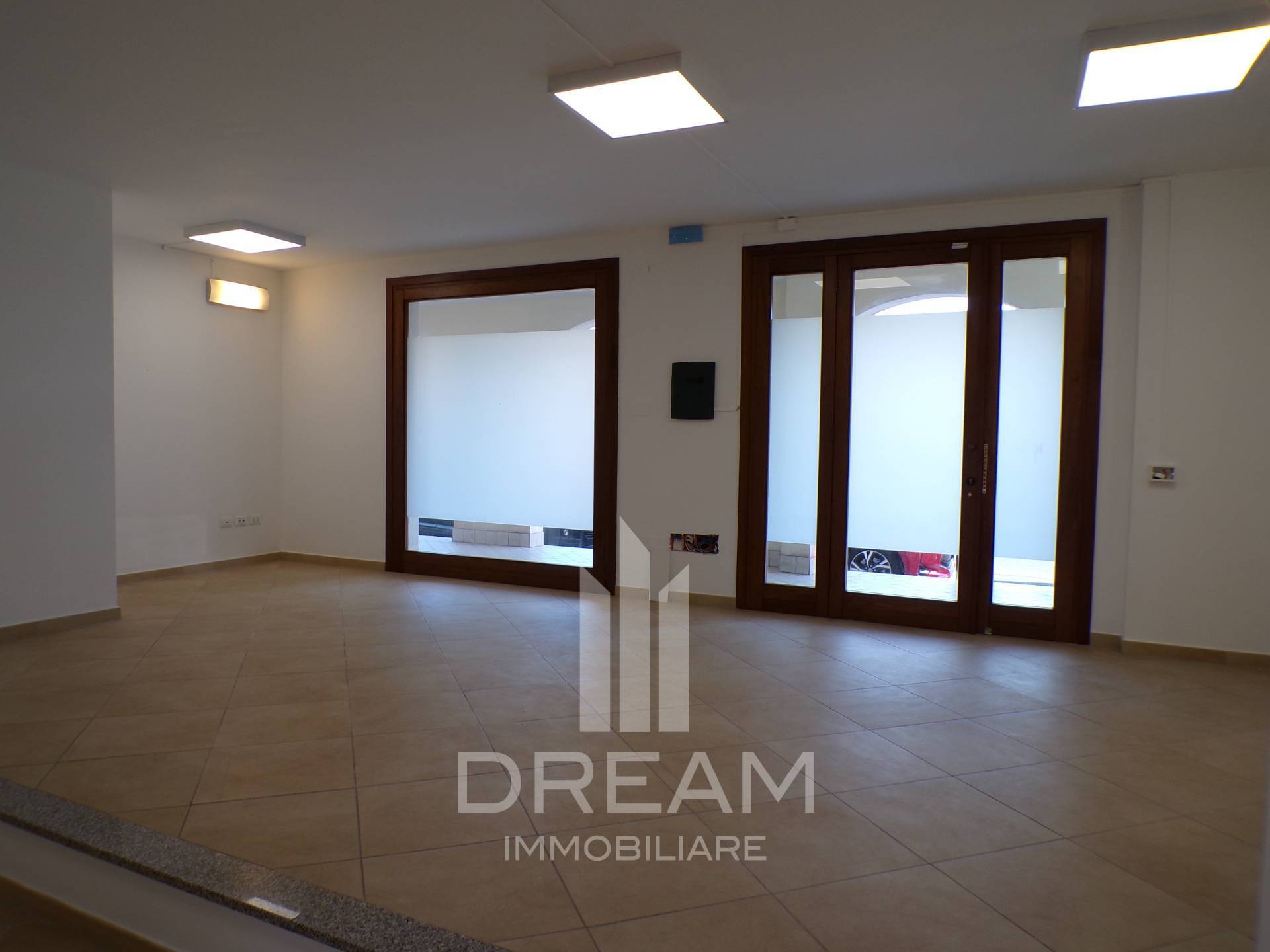 Locale commerciale in affitto a Quartu Sant'Elena