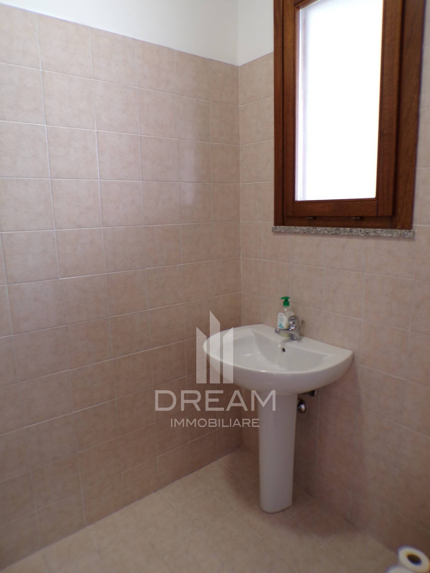 Locale commerciale in affitto a Quartu Sant'Elena