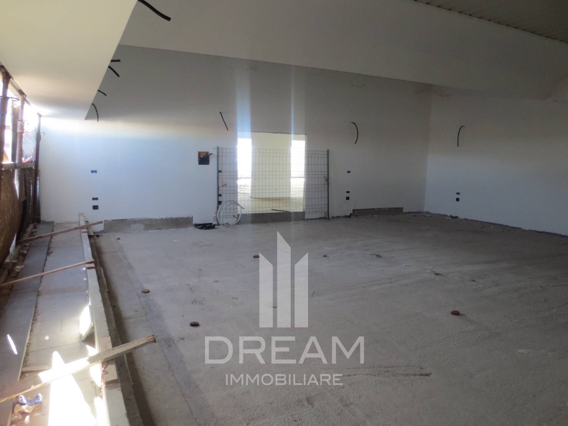 Locale commerciale in vendita a Quartu Sant'Elena, Quartello