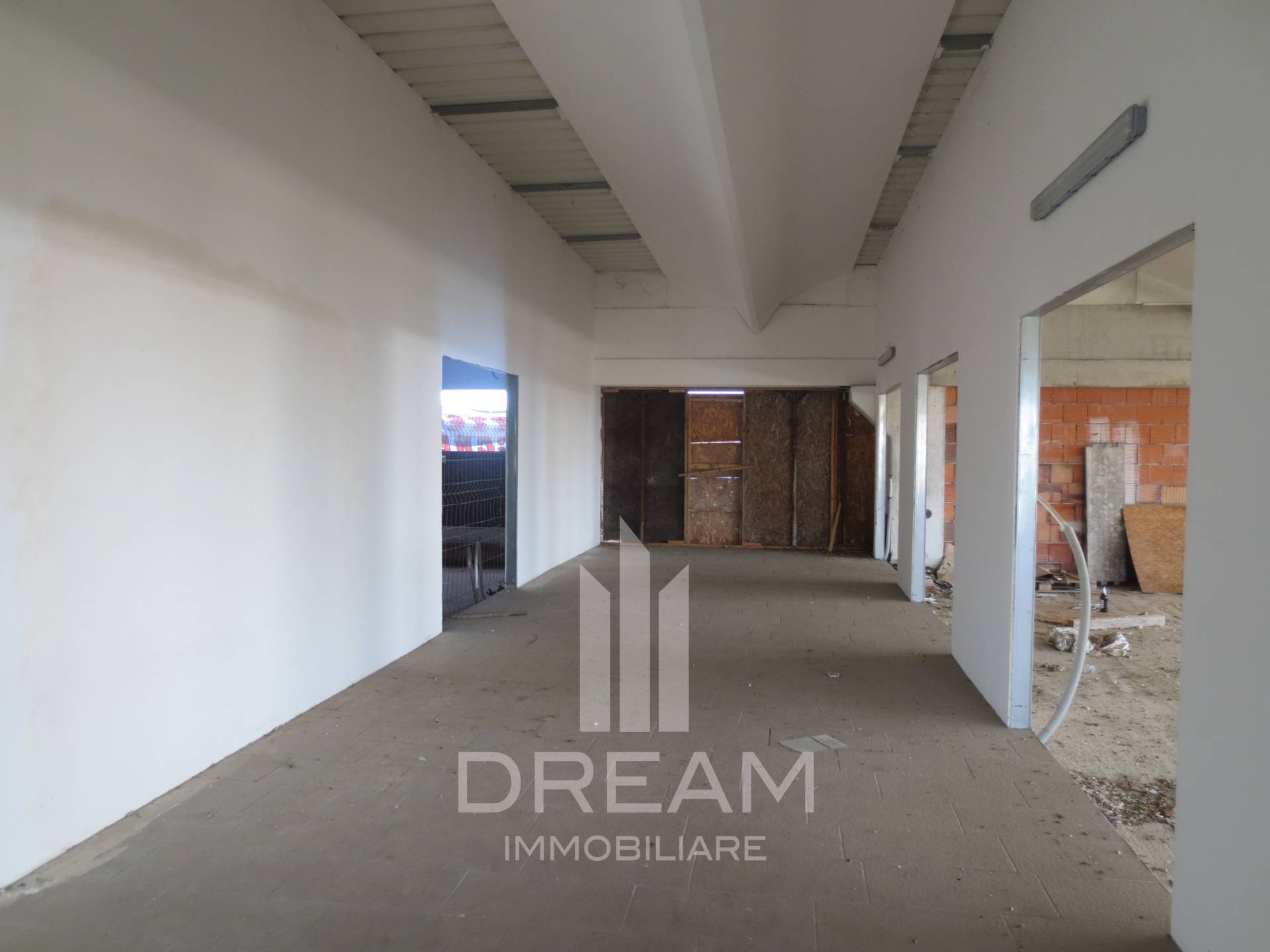 Locale commerciale in vendita a Quartu Sant'Elena, Quartello