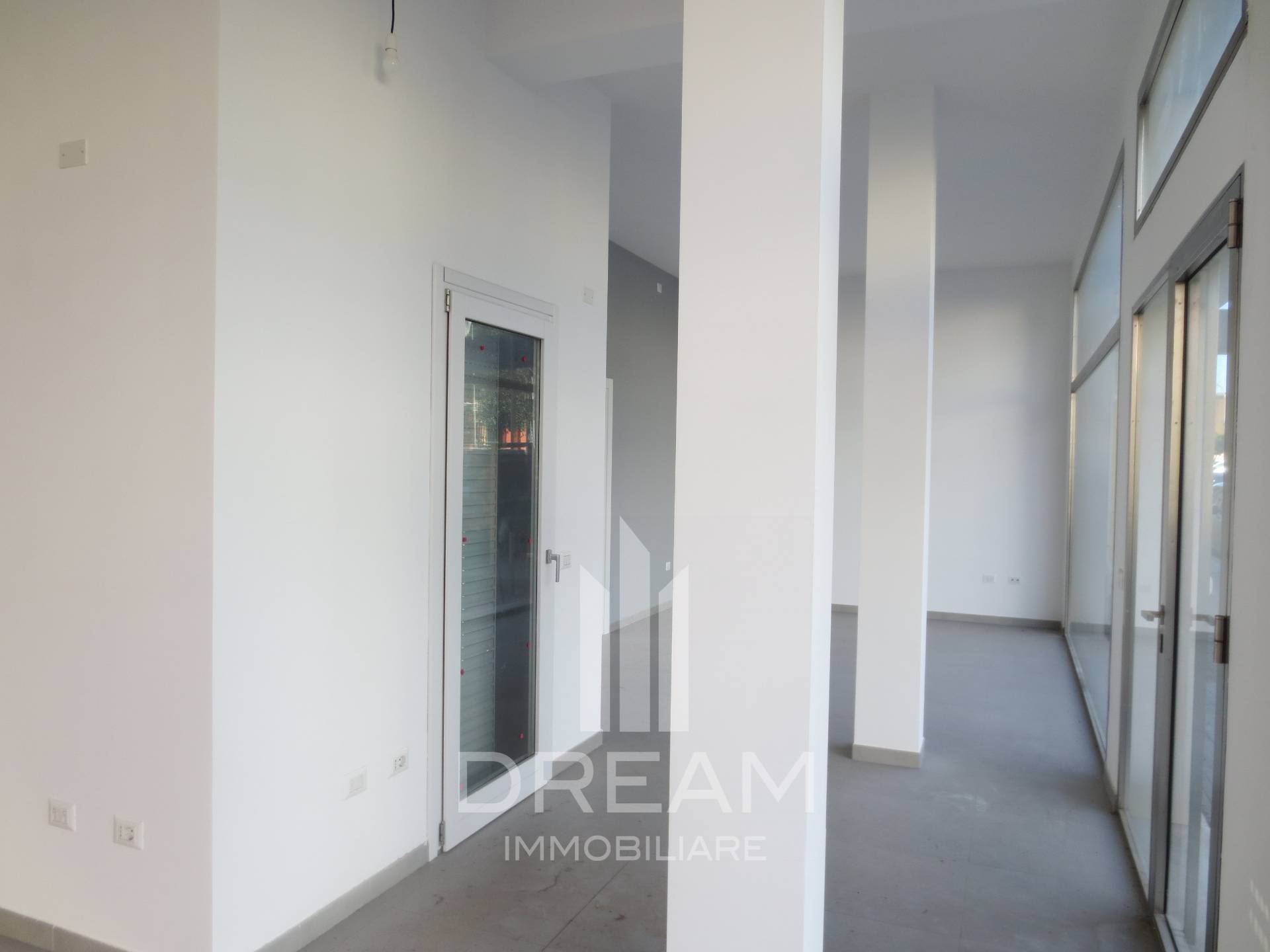 Locale commerciale in affitto a Cagliari, Pirri