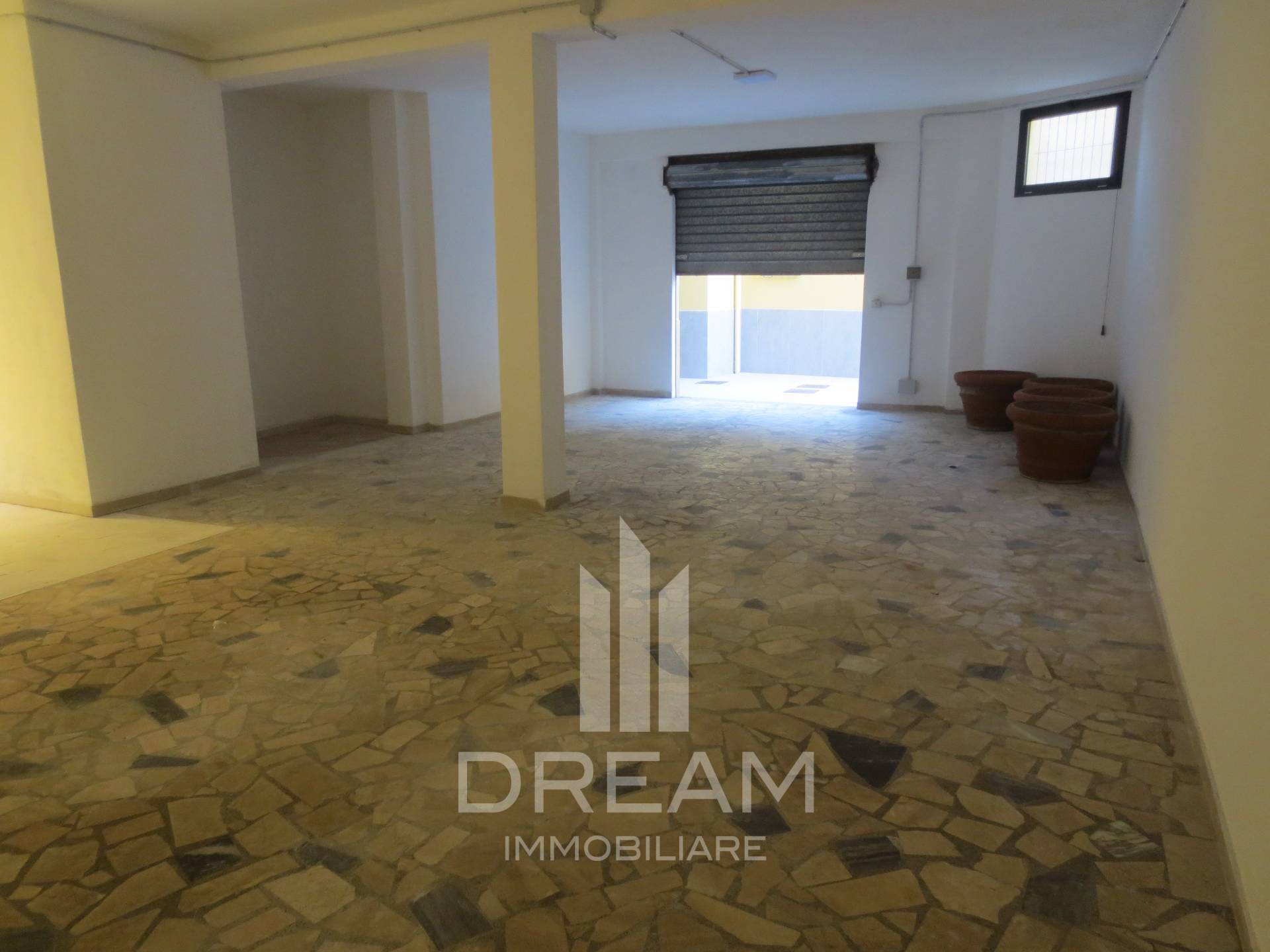 Locale commerciale in affitto a Quartu Sant'Elena