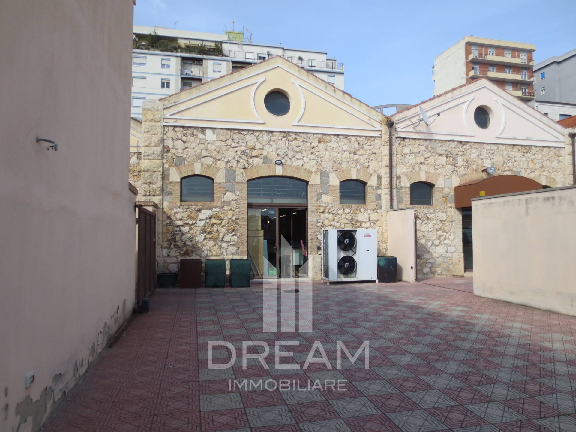 Locale commerciale in affitto a Cagliari