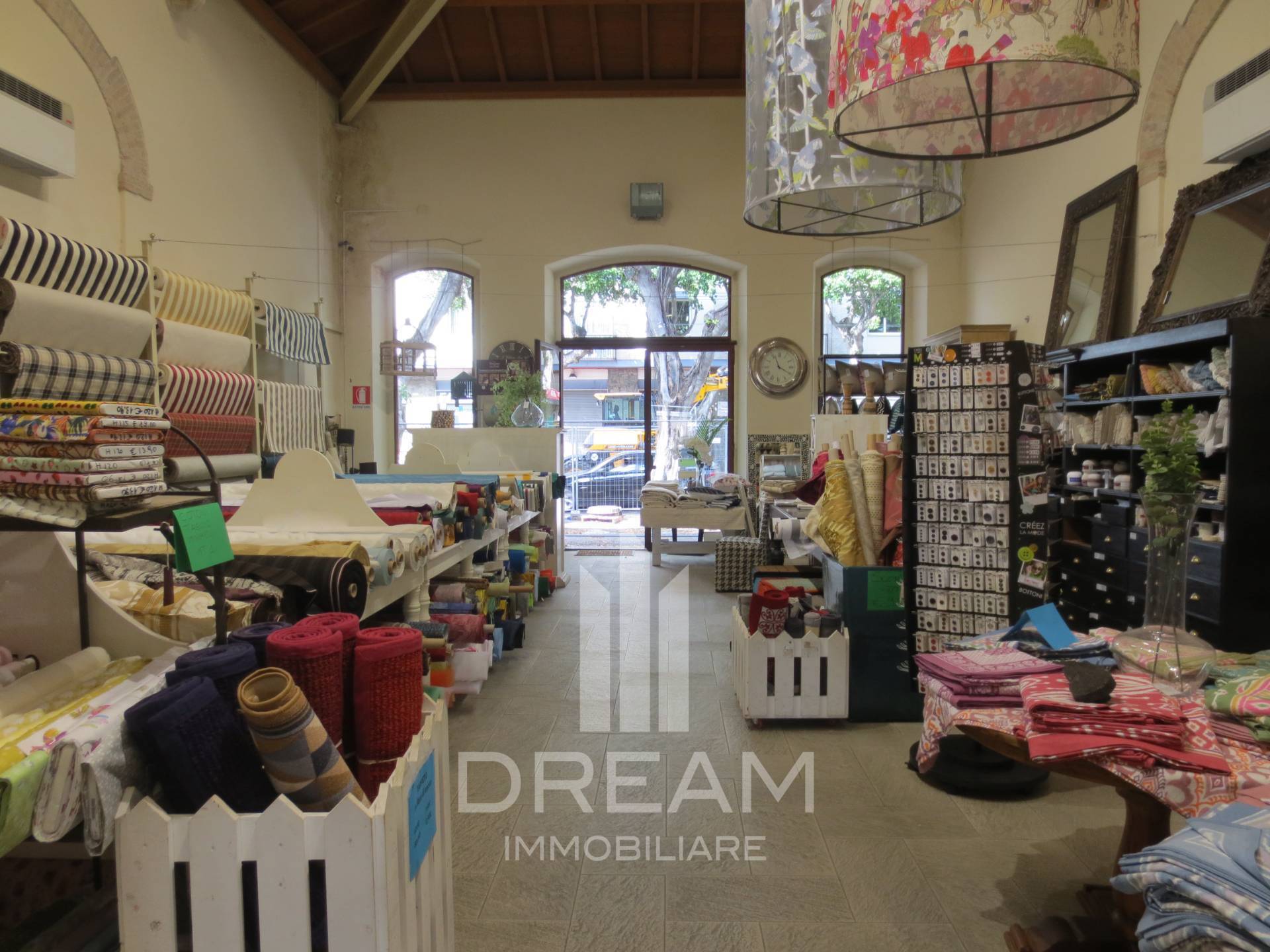 Locale commerciale in affitto a Cagliari