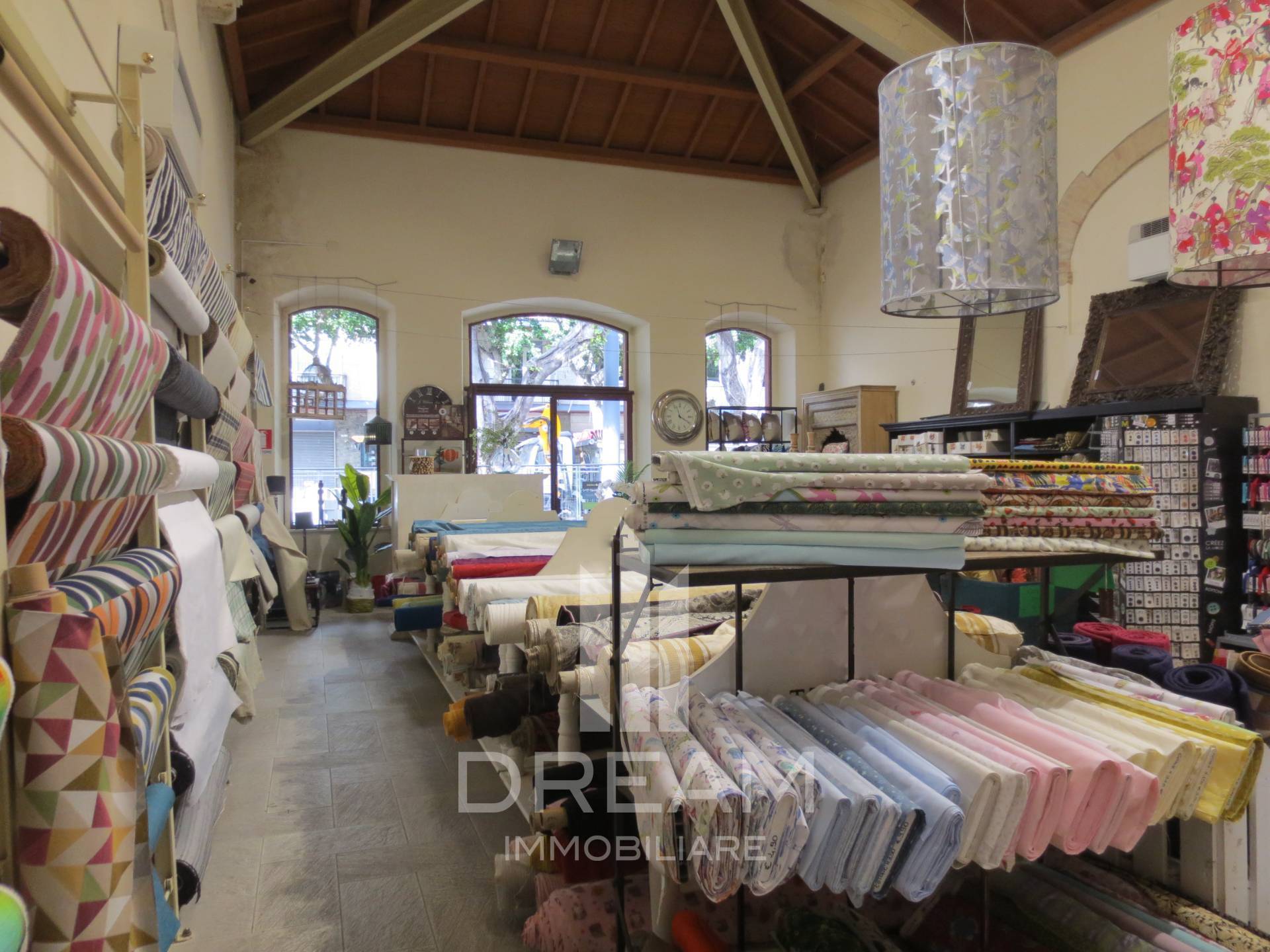 Locale commerciale in affitto a Cagliari