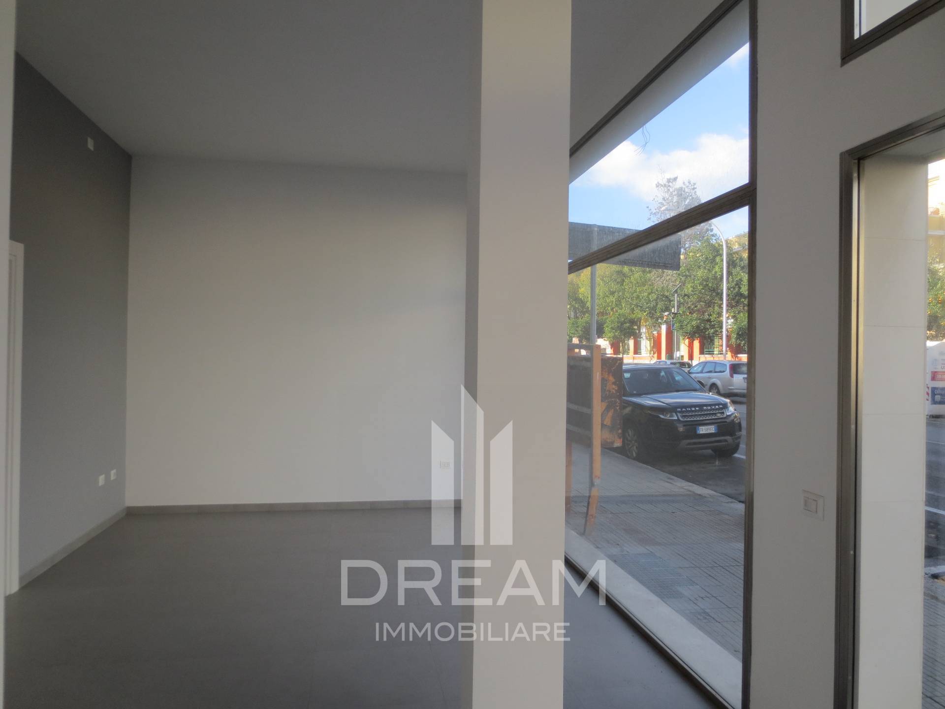 Locale commerciale in vendita a Cagliari, Pirri