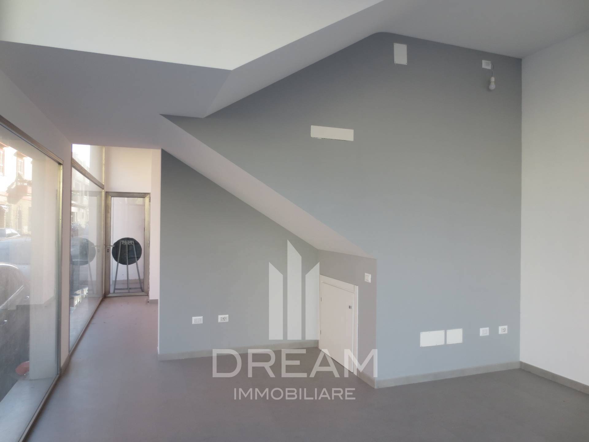 Locale commerciale in affitto a Cagliari, Pirri