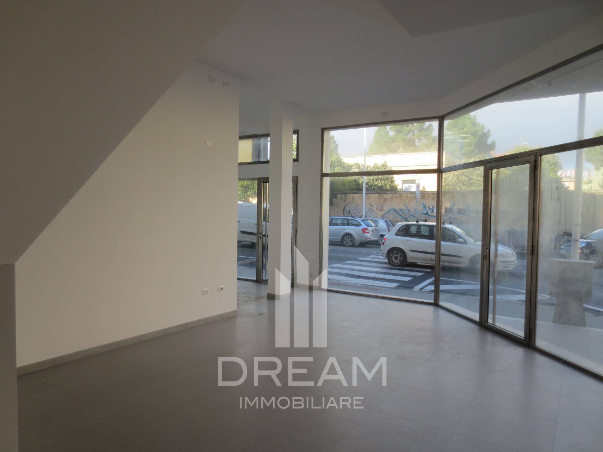 Locale commerciale in affitto a Cagliari, Pirri