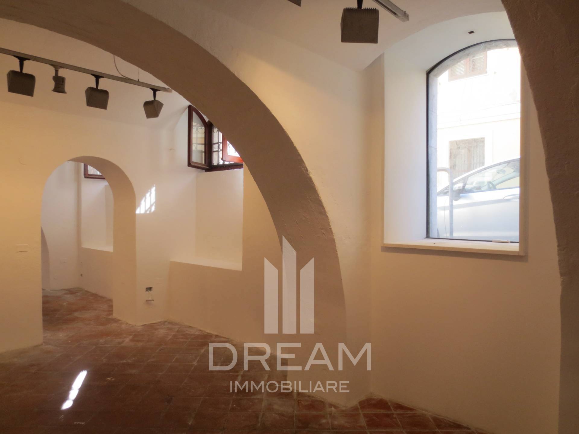 Locale commerciale in affitto a Cagliari