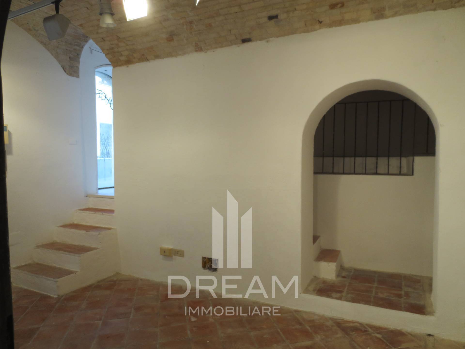 Locale commerciale in affitto a Cagliari