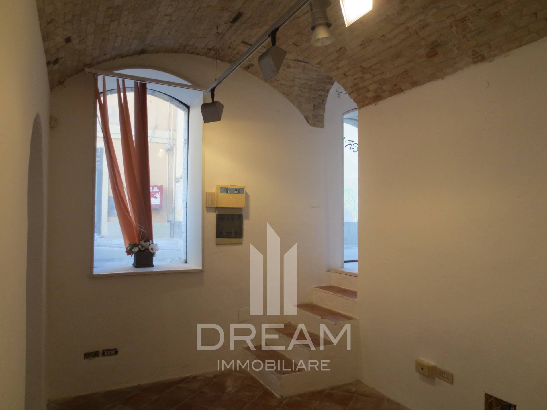 Locale commerciale in affitto a Cagliari