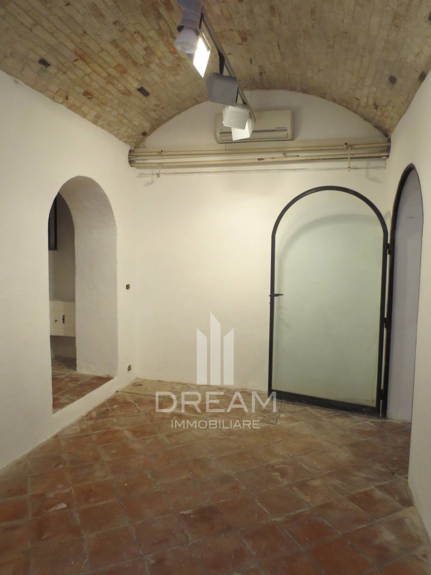 Locale commerciale in affitto a Cagliari