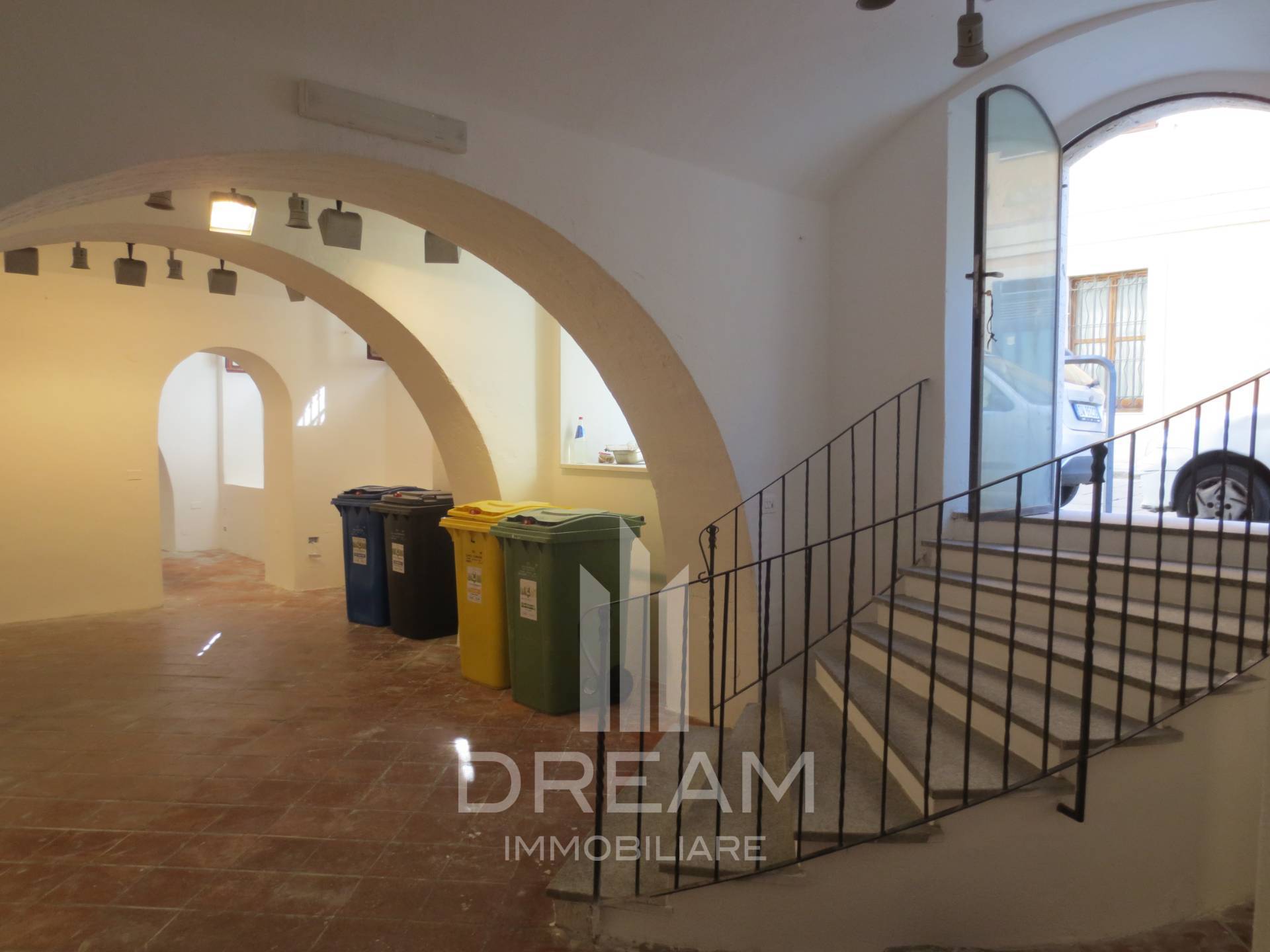 Locale commerciale in affitto a Cagliari