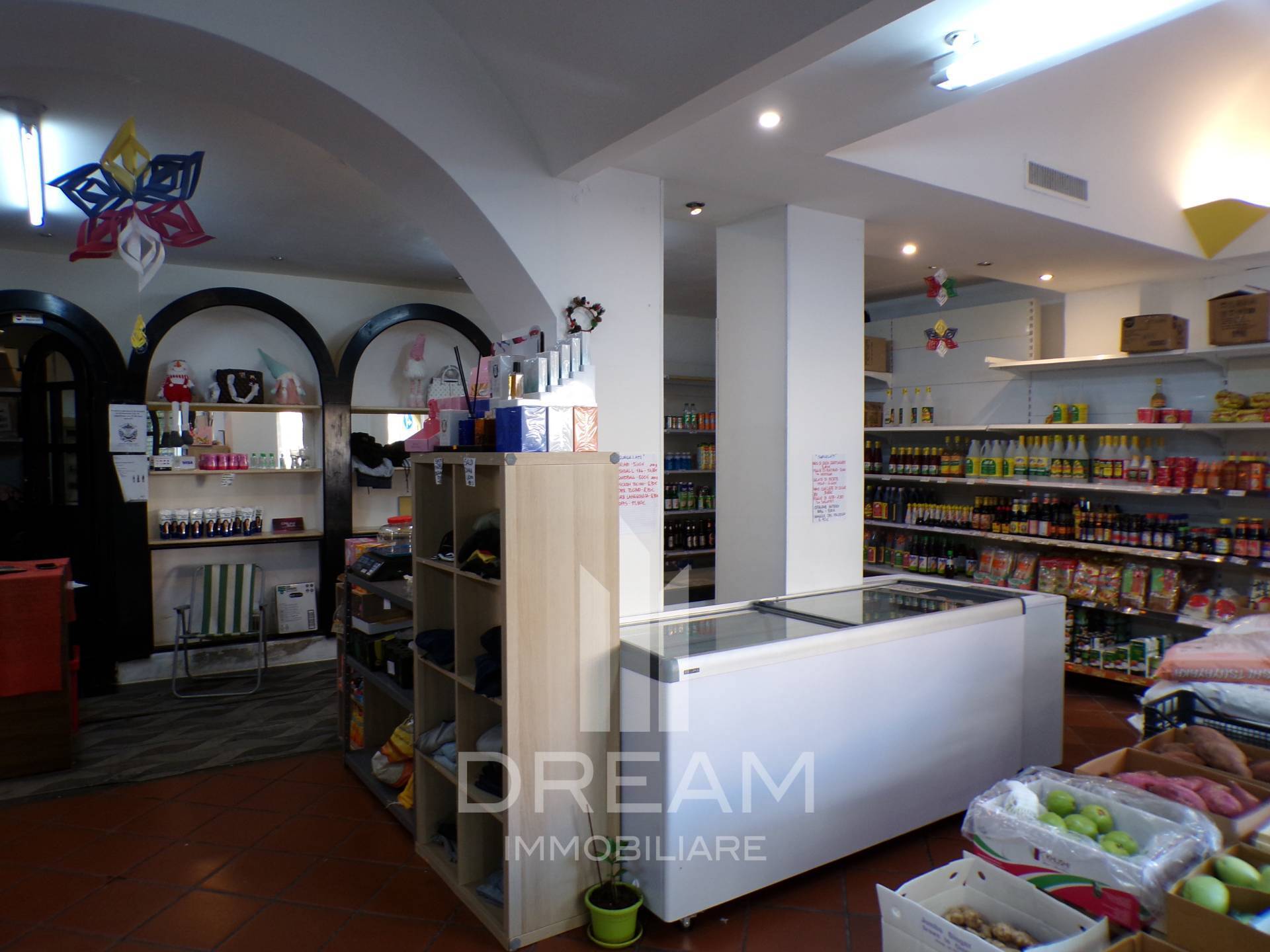 Locale commerciale in affitto a Cagliari, San Benedetto
