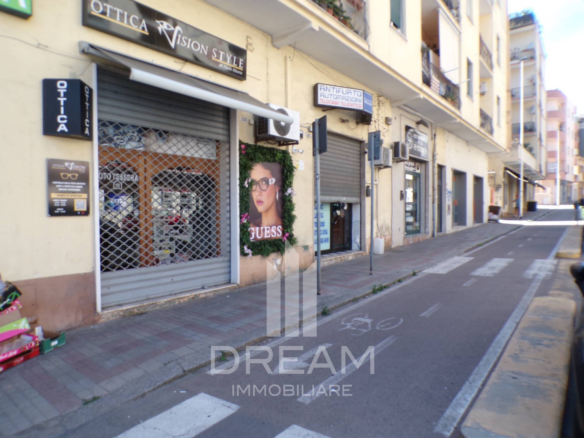 Locale commerciale in vendita a Cagliari, Bonaria