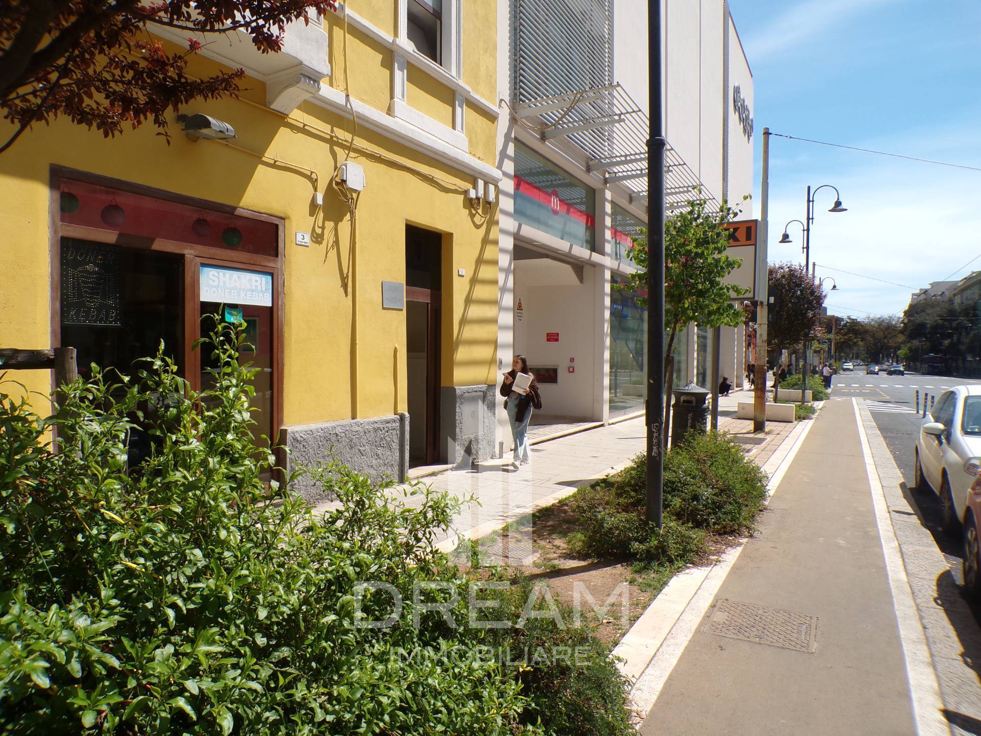 Locale commerciale in vendita a Cagliari, San Benedetto