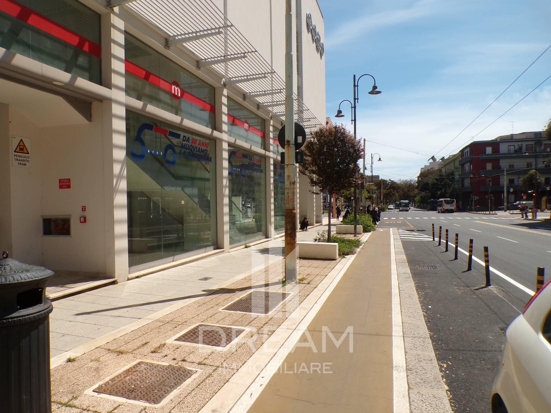 Locale commerciale in vendita a Cagliari, San Benedetto