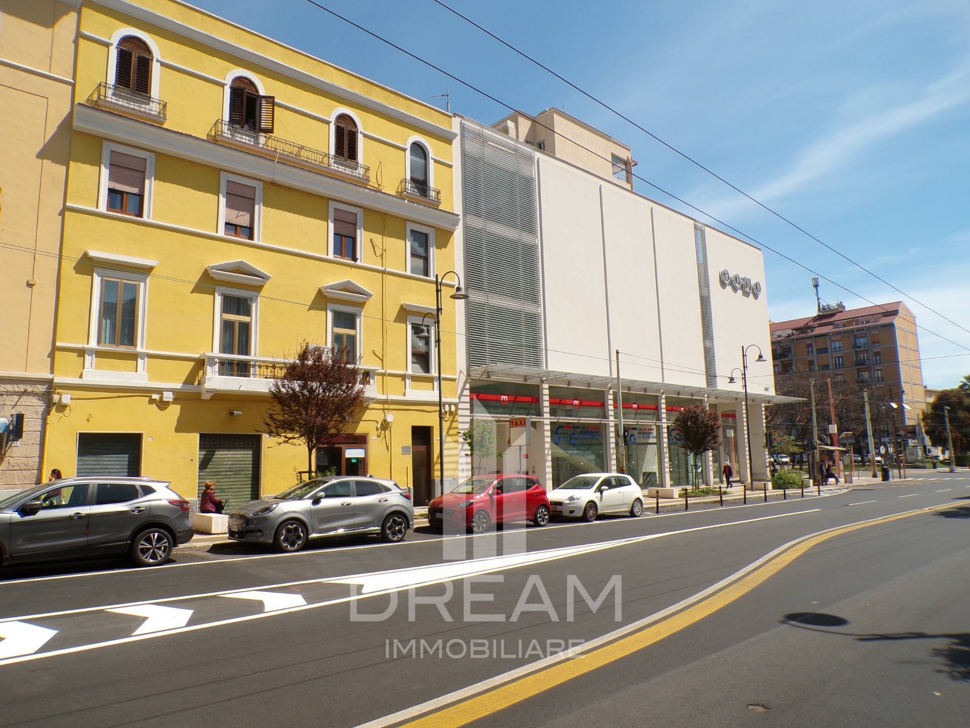 Locale commerciale in vendita a Cagliari, San Benedetto