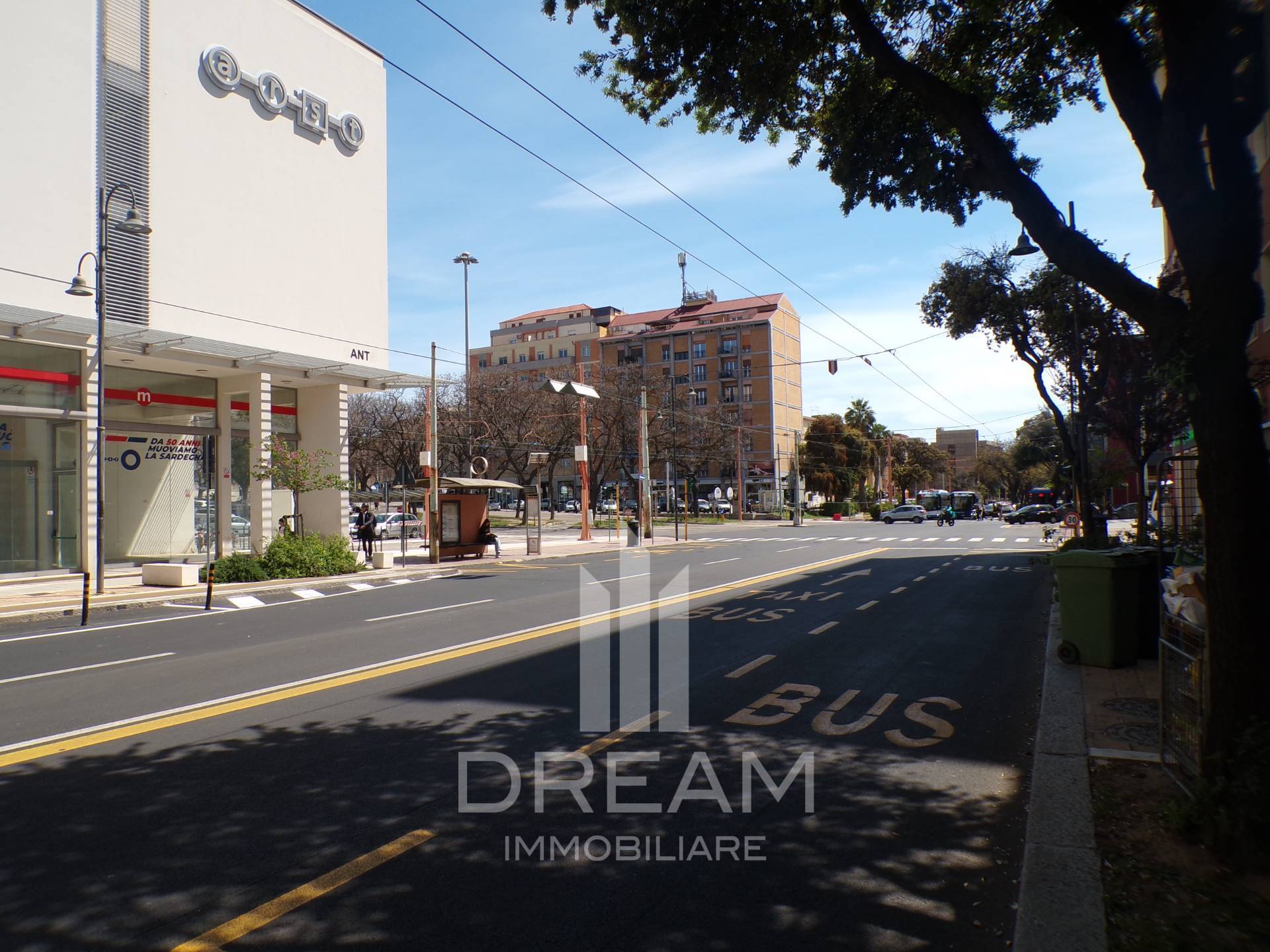 Locale commerciale in vendita a Cagliari, San Benedetto