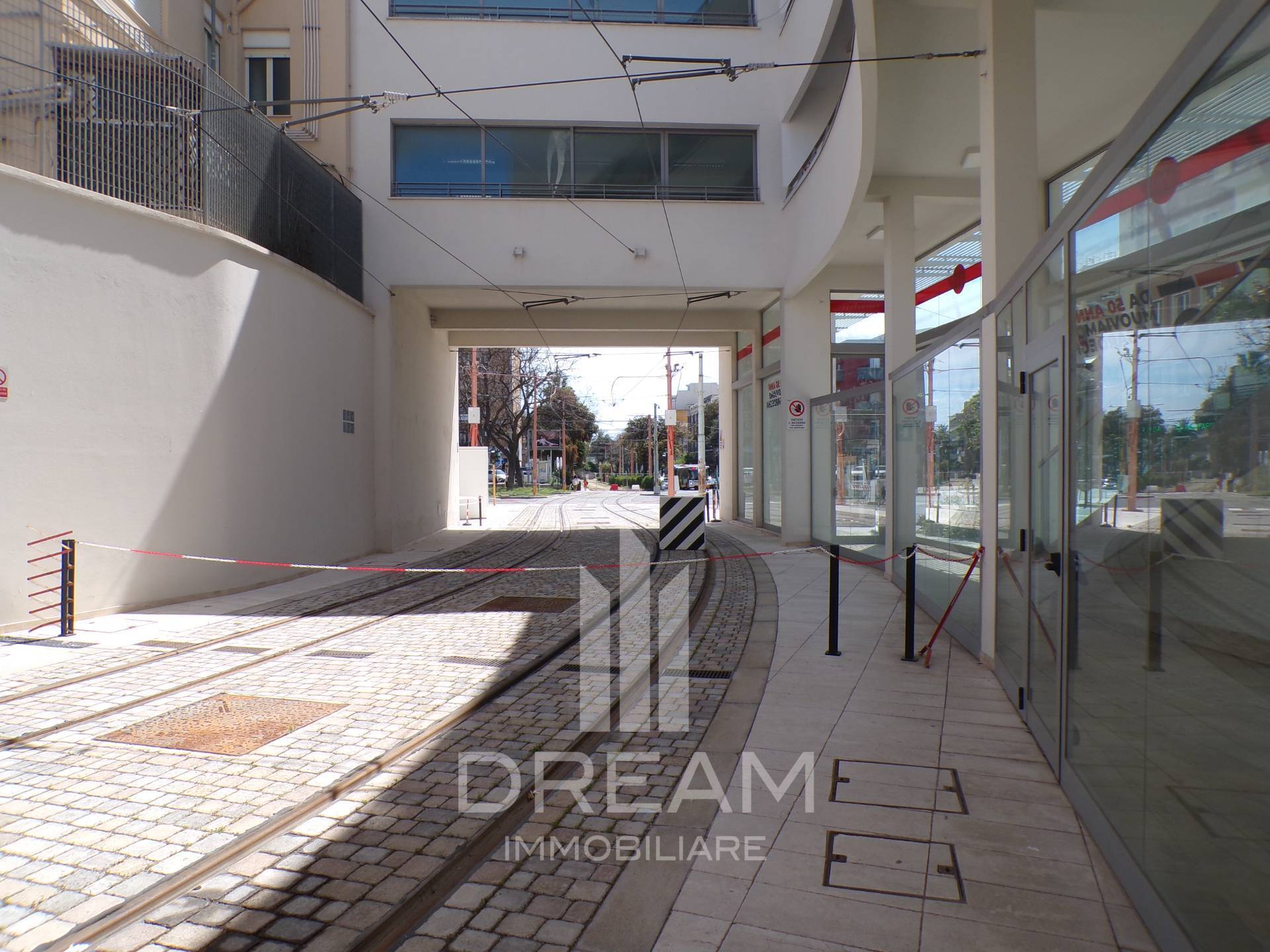 Locale commerciale in vendita a Cagliari, San Benedetto