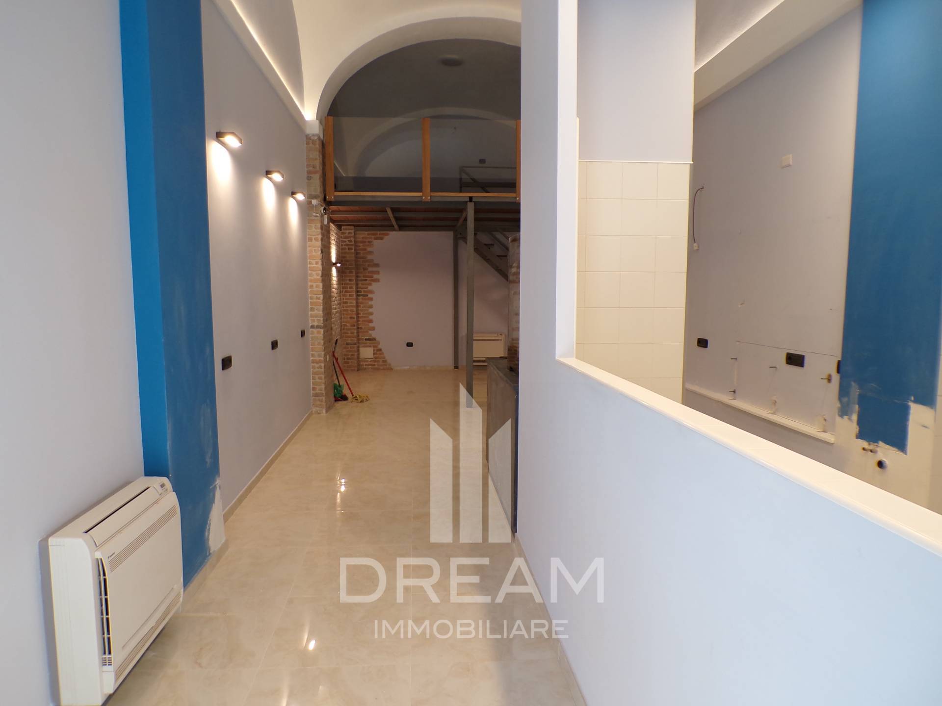 Locale commerciale in affitto a Cagliari