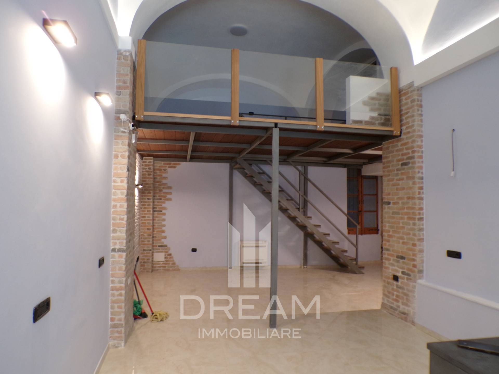 Locale commerciale in affitto a Cagliari