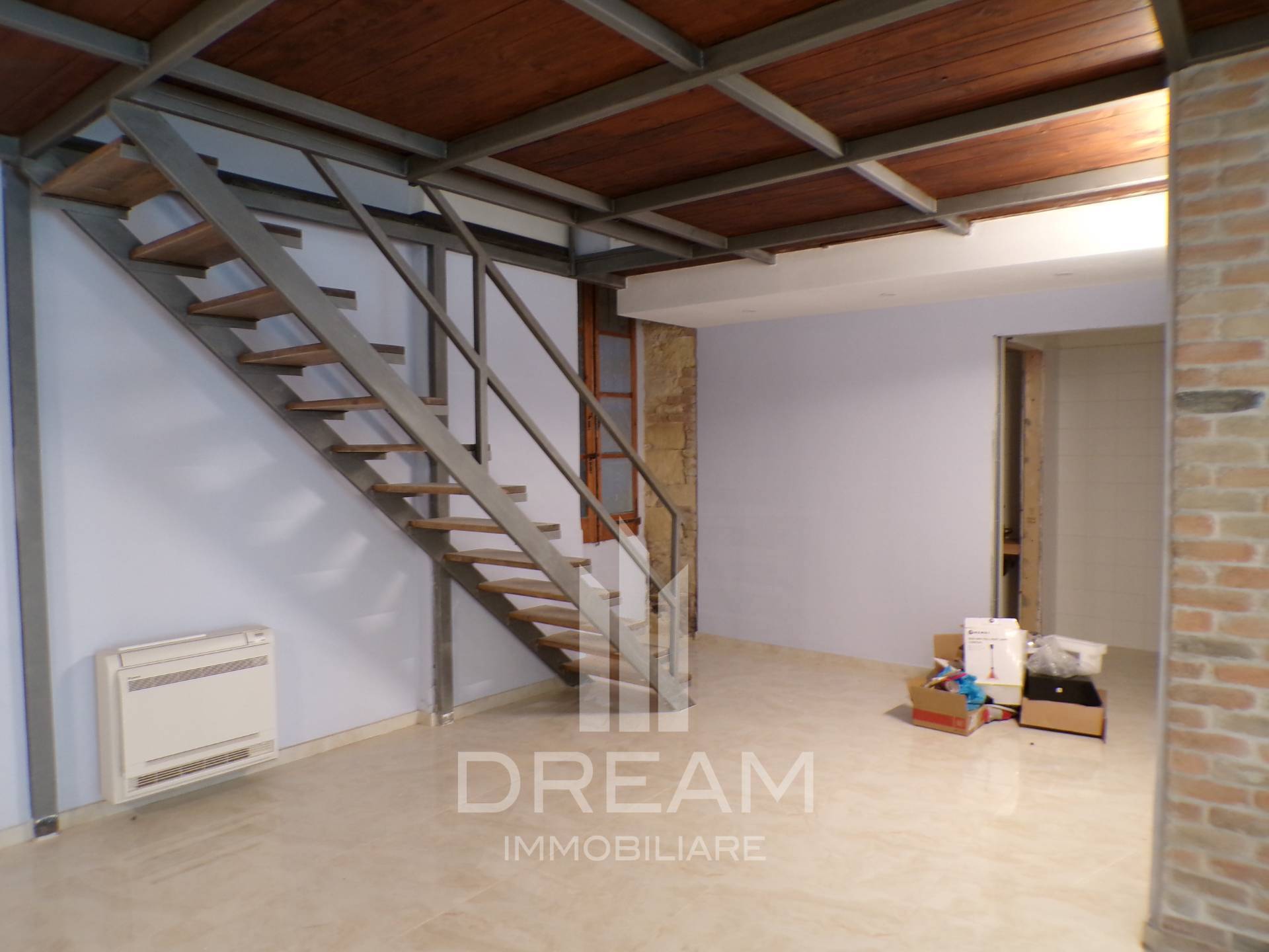 Locale commerciale in affitto a Cagliari