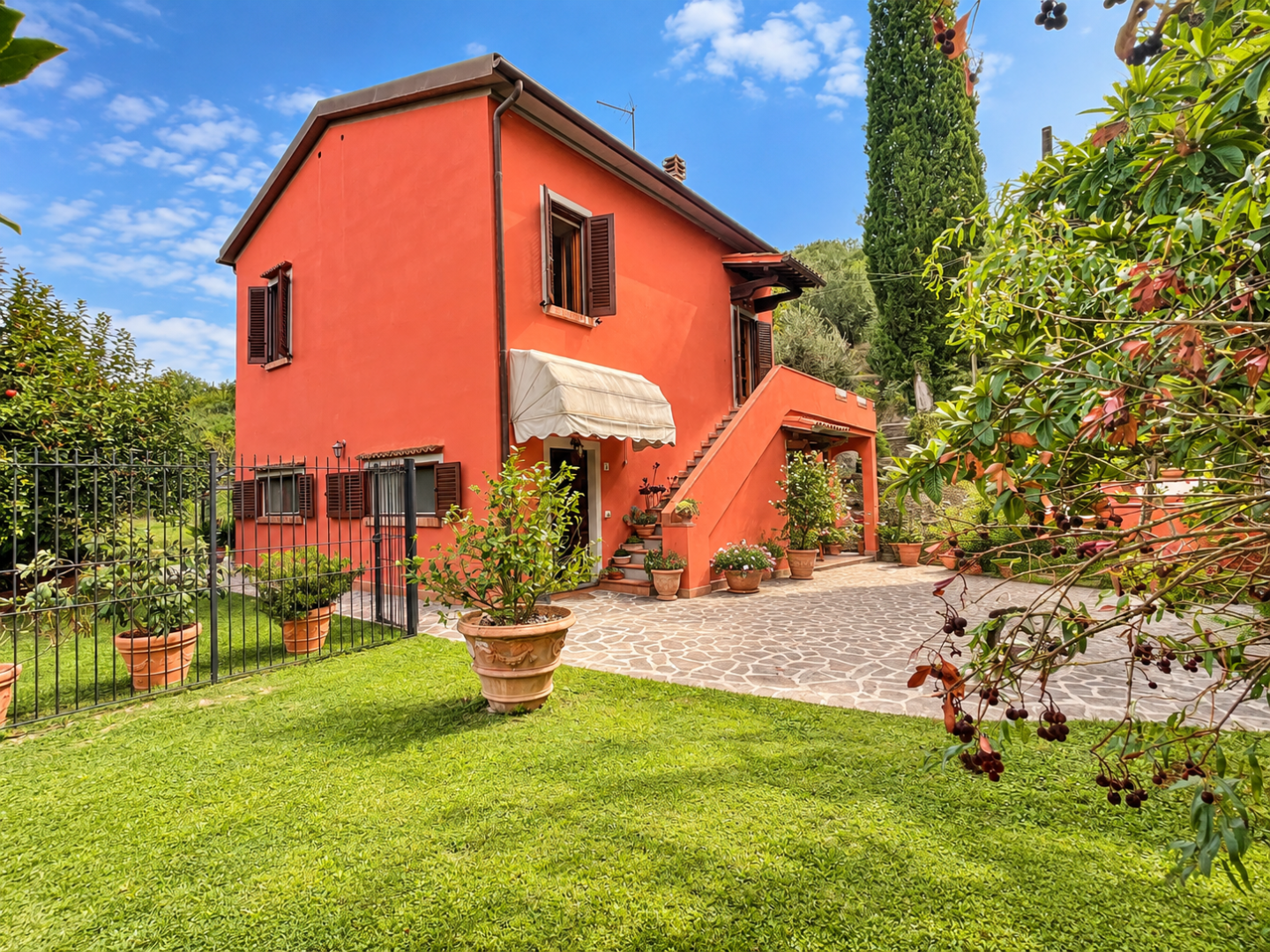 Villa con giardino, Pontedera montecastello