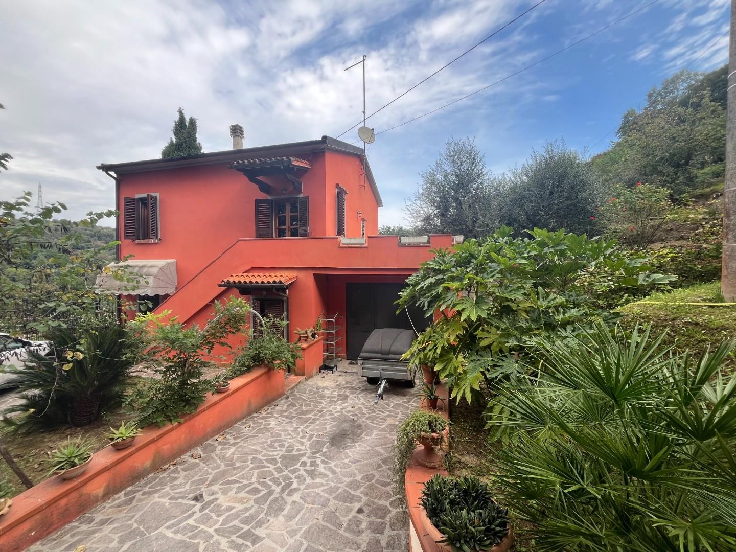 Villa con giardino, Pontedera montecastello