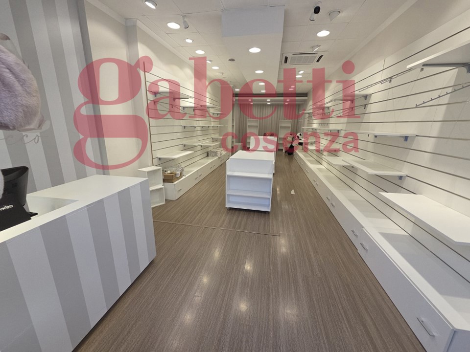 Magazzino in vendita a Cosenza