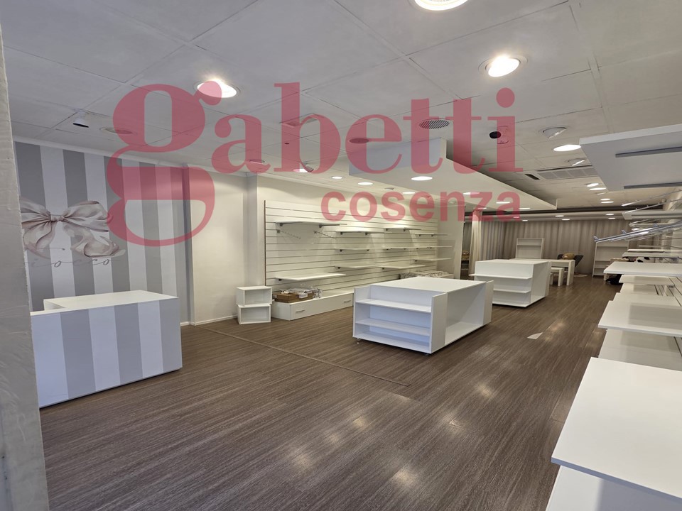 Magazzino in vendita a Cosenza