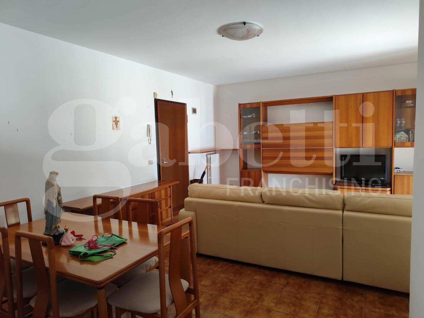 Trilocale con box a Lodi