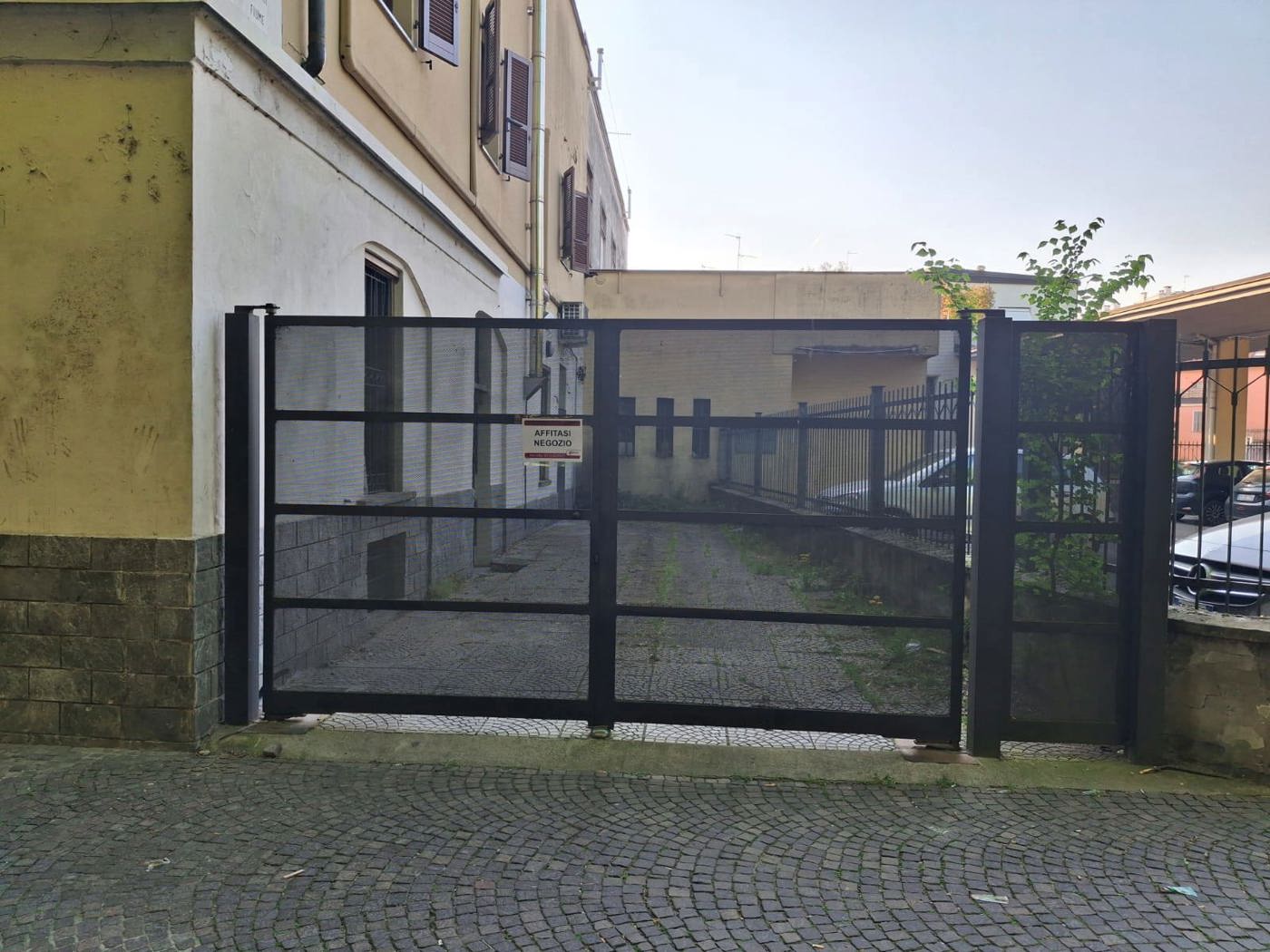 Negozio con giardino a Lodi