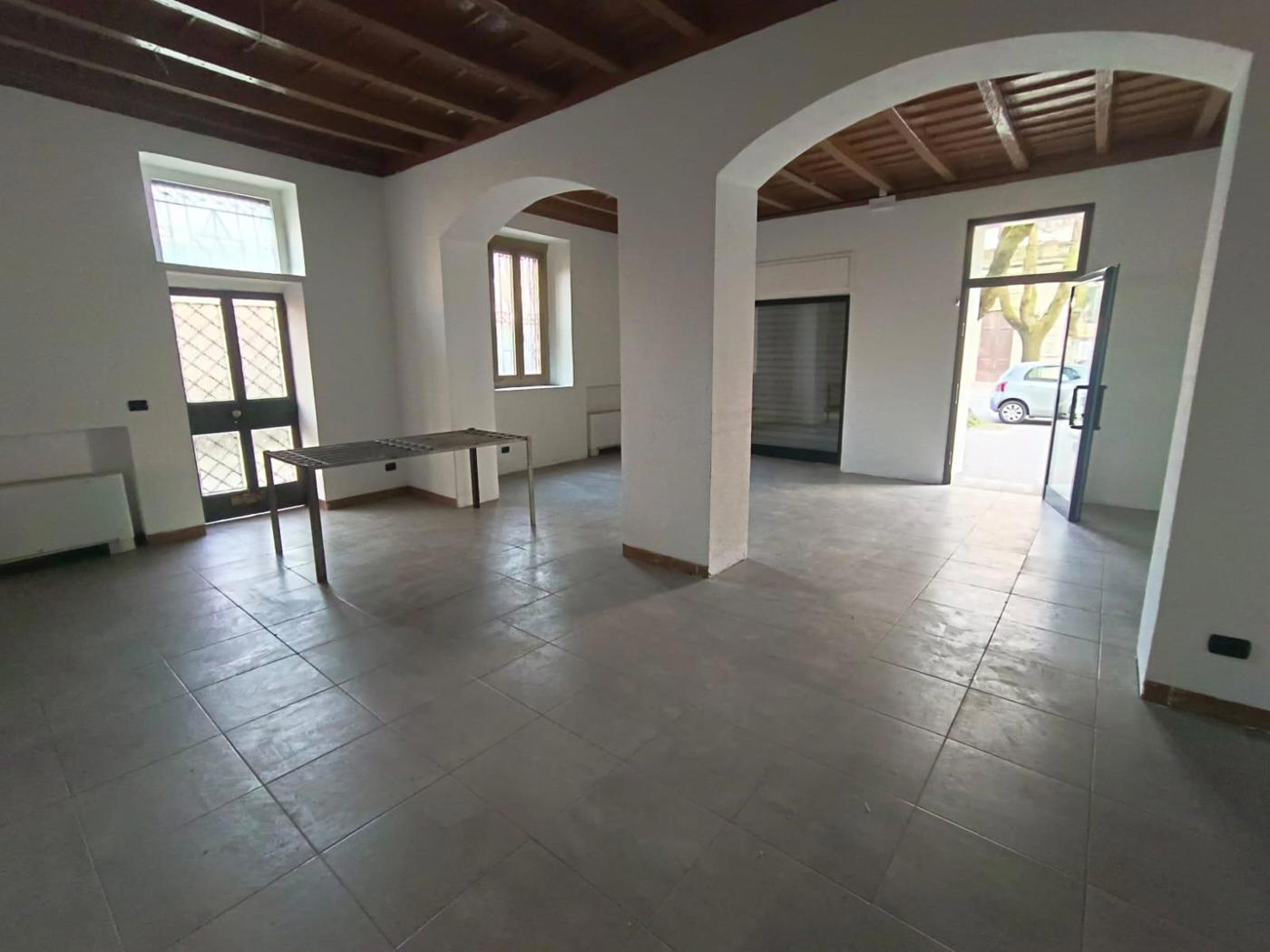 Negozio con giardino a Lodi