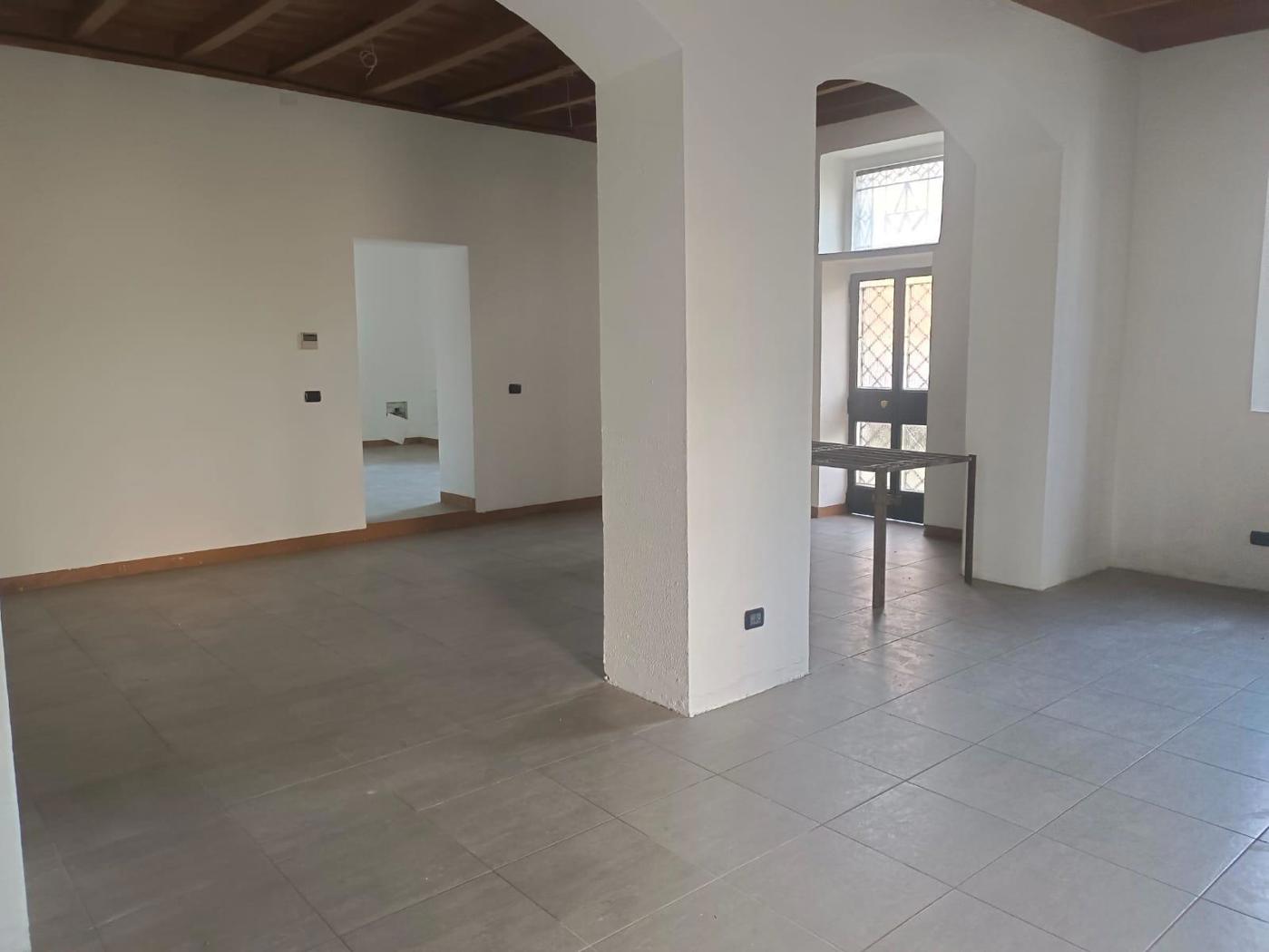 Negozio con giardino a Lodi